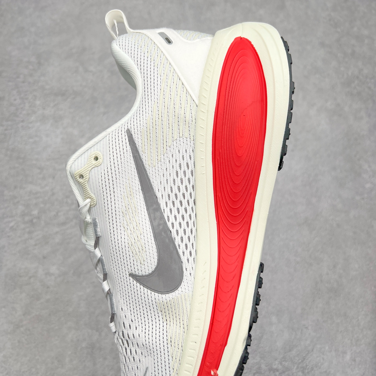 图片[7]-NK Air Zoom Vomero 18 轻便舒适公路跑步鞋 HM6804 质感柔软 弹力充沛 助力一路畅跑 乐享不停 厚实泡绵缔造舒适的回弹效果 铸就出色跑步表现 该鞋款轻盈透气 带你步入舒适新境界 疾速刺激感和非凡舒适脚感交织 定能让跑者在迈步间找到渴望已久的跑步乐趣 自如掌控跑步节奏、配速和里程 足底缓震配置赋予双足柔软舒适感受 助你一路畅跑 缓震设计 在双足触地时有助提供舒适脚感 搭载性能出众的 ZoomX 和 Cushlon 泡绵 营造柔软舒适脚感 助你稳稳迈步 基于跑者反馈 简化中底设计 带来出色舒适感 尺码：36 36.5 37.5 38 38.5 39 40 40.5 41 42 42.5 43 44 44.5 45-选品中心