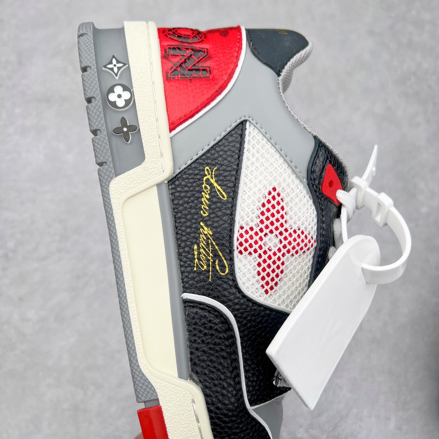 图片[6]-Louis Vuitton Trainer lv时装走秀运动鞋 完美鞋型超高的清洁度 零毛边线头瑕疵 全套原楦原纸版原鞋开模 全网最具灵魂的版型 正确原装黄色鞋盒 正确中底印花 鞋面印花3D高频深度立体 全鞋电脑针车 紧密相连 针距密度一致 环保乳胶注塑鞋垫 厚度脚感还原原版 皮面裁剪部位 统一油边封口工艺 原装橡胶大底含胶量大底组合零偏差 专柜全套包装 防尘袋 说明书 质保卡 男女鞋 尺码：35 36 37 38 39 40 41 42 43 44 45-选品中心