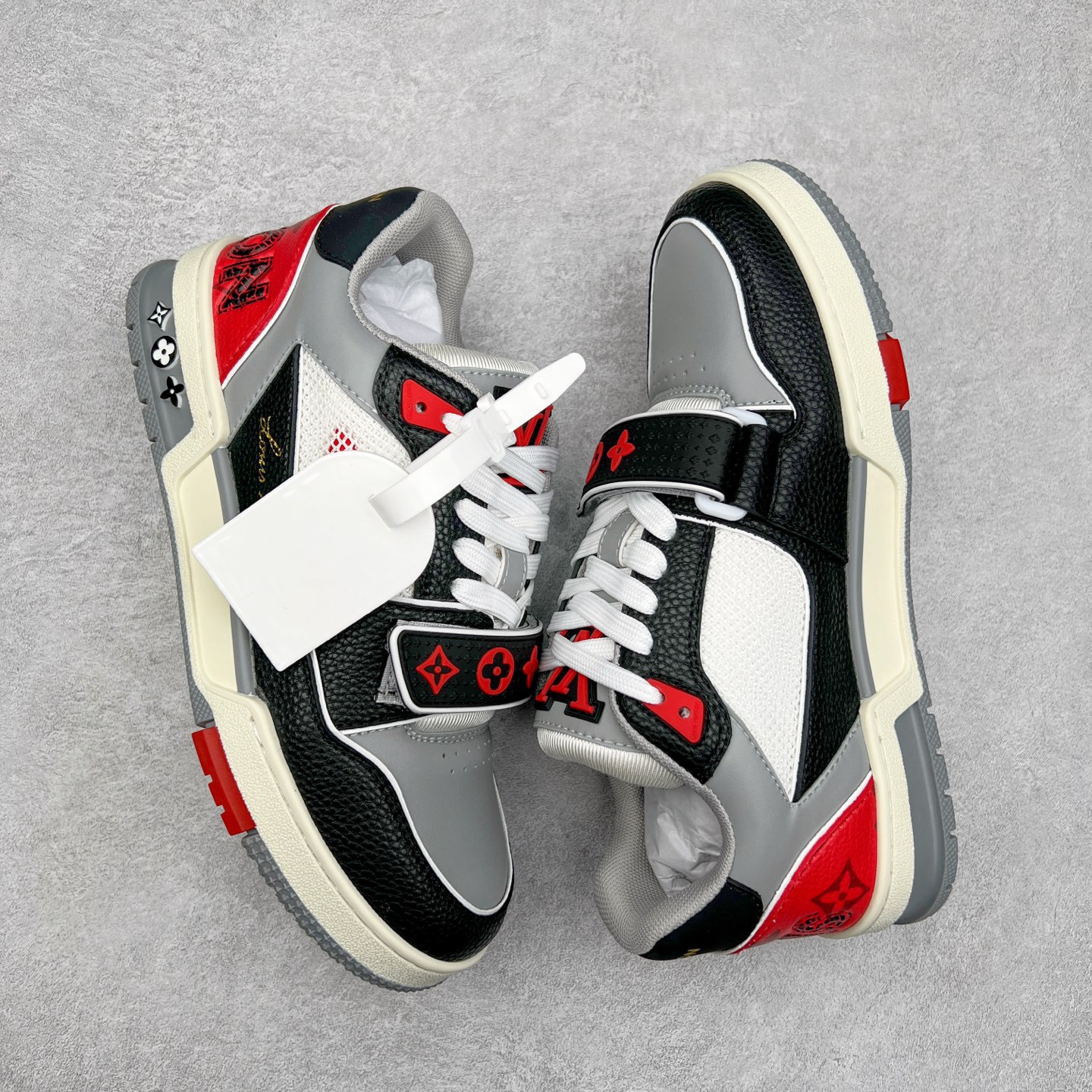 图片[3]-Louis Vuitton Trainer lv时装走秀运动鞋 完美鞋型超高的清洁度 零毛边线头瑕疵 全套原楦原纸版原鞋开模 全网最具灵魂的版型 正确原装黄色鞋盒 正确中底印花 鞋面印花3D高频深度立体 全鞋电脑针车 紧密相连 针距密度一致 环保乳胶注塑鞋垫 厚度脚感还原原版 皮面裁剪部位 统一油边封口工艺 原装橡胶大底含胶量大底组合零偏差 专柜全套包装 防尘袋 说明书 质保卡 男女鞋 尺码：35 36 37 38 39 40 41 42 43 44 45-选品中心