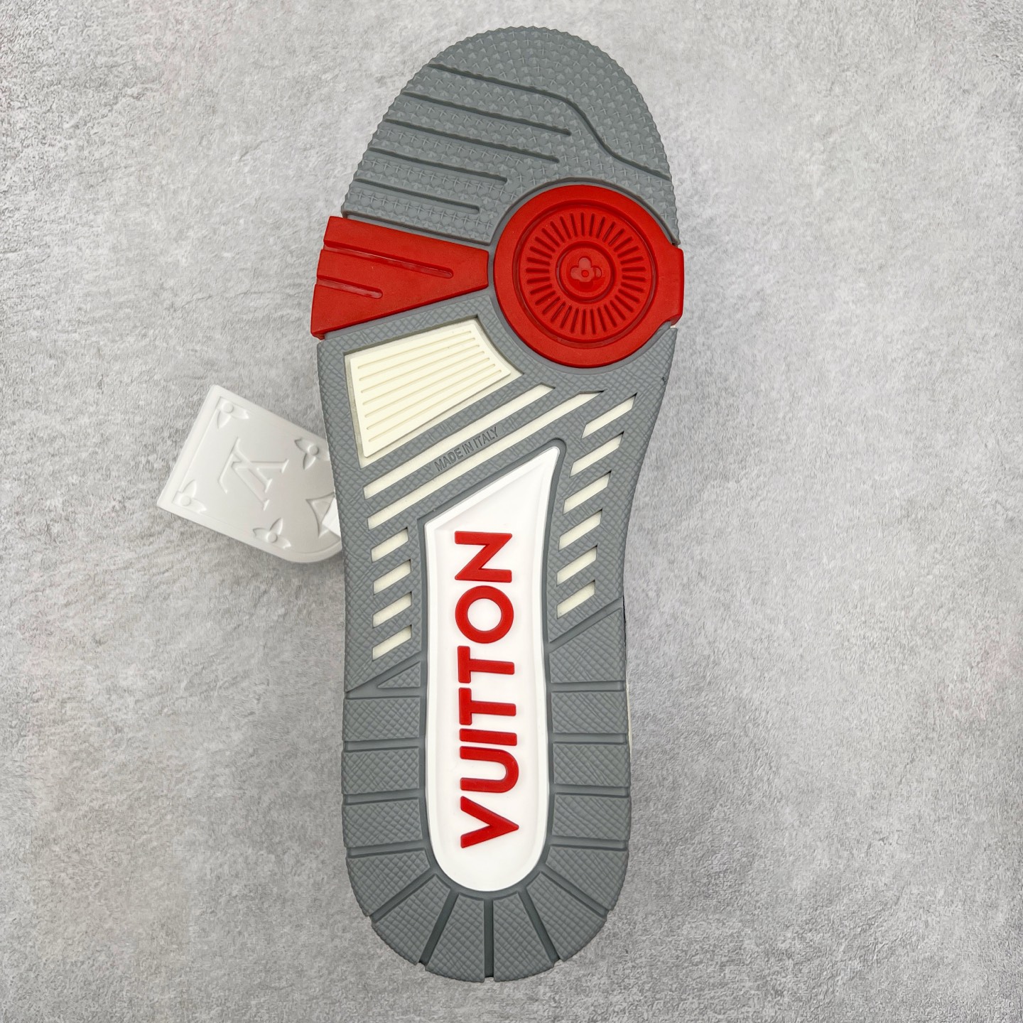 图片[9]-Louis Vuitton Trainer lv时装走秀运动鞋 完美鞋型超高的清洁度 零毛边线头瑕疵 全套原楦原纸版原鞋开模 全网最具灵魂的版型 正确原装黄色鞋盒 正确中底印花 鞋面印花3D高频深度立体 全鞋电脑针车 紧密相连 针距密度一致 环保乳胶注塑鞋垫 厚度脚感还原原版 皮面裁剪部位 统一油边封口工艺 原装橡胶大底含胶量大底组合零偏差 专柜全套包装 防尘袋 说明书 质保卡 男女鞋 尺码：35 36 37 38 39 40 41 42 43 44 45-选品中心