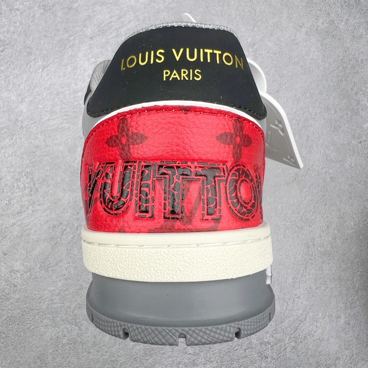 图片[8]-Louis Vuitton Trainer lv时装走秀运动鞋 完美鞋型超高的清洁度 零毛边线头瑕疵 全套原楦原纸版原鞋开模 全网最具灵魂的版型 正确原装黄色鞋盒 正确中底印花 鞋面印花3D高频深度立体 全鞋电脑针车 紧密相连 针距密度一致 环保乳胶注塑鞋垫 厚度脚感还原原版 皮面裁剪部位 统一油边封口工艺 原装橡胶大底含胶量大底组合零偏差 专柜全套包装 防尘袋 说明书 质保卡 男女鞋 尺码：35 36 37 38 39 40 41 42 43 44 45-选品中心