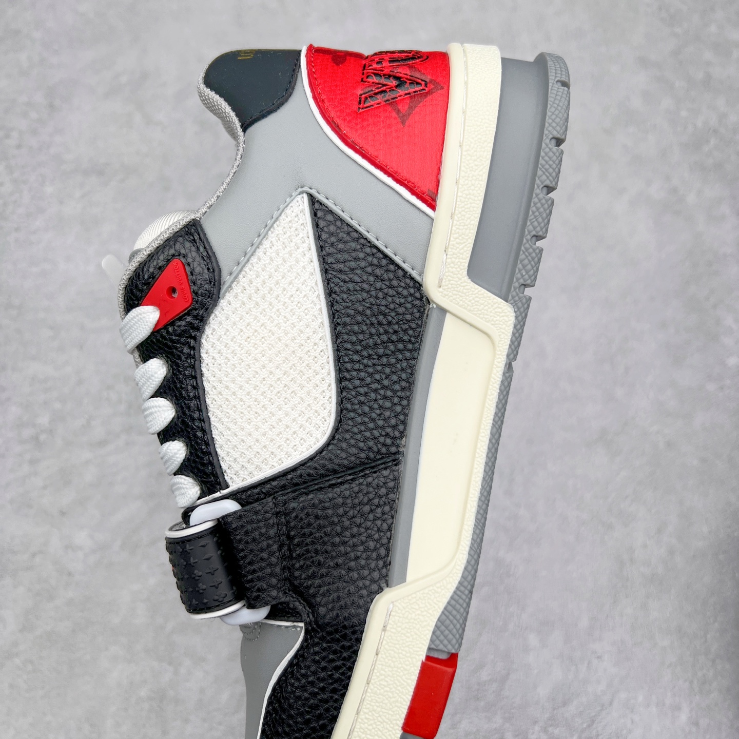 图片[7]-Louis Vuitton Trainer lv时装走秀运动鞋 完美鞋型超高的清洁度 零毛边线头瑕疵 全套原楦原纸版原鞋开模 全网最具灵魂的版型 正确原装黄色鞋盒 正确中底印花 鞋面印花3D高频深度立体 全鞋电脑针车 紧密相连 针距密度一致 环保乳胶注塑鞋垫 厚度脚感还原原版 皮面裁剪部位 统一油边封口工艺 原装橡胶大底含胶量大底组合零偏差 专柜全套包装 防尘袋 说明书 质保卡 男女鞋 尺码：35 36 37 38 39 40 41 42 43 44 45-选品中心