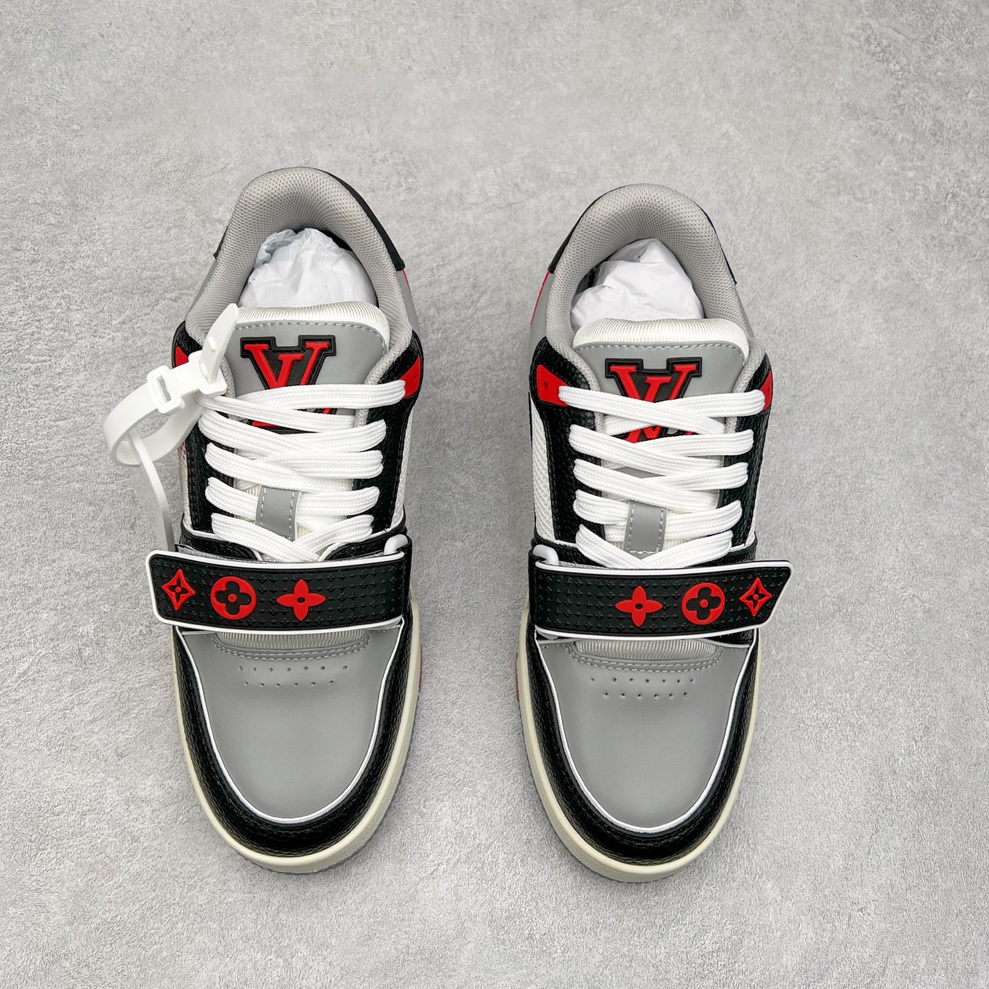 图片[2]-Louis Vuitton Trainer lv时装走秀运动鞋 完美鞋型超高的清洁度 零毛边线头瑕疵 全套原楦原纸版原鞋开模 全网最具灵魂的版型 正确原装黄色鞋盒 正确中底印花 鞋面印花3D高频深度立体 全鞋电脑针车 紧密相连 针距密度一致 环保乳胶注塑鞋垫 厚度脚感还原原版 皮面裁剪部位 统一油边封口工艺 原装橡胶大底含胶量大底组合零偏差 专柜全套包装 防尘袋 说明书 质保卡 男女鞋 尺码：35 36 37 38 39 40 41 42 43 44 45-选品中心