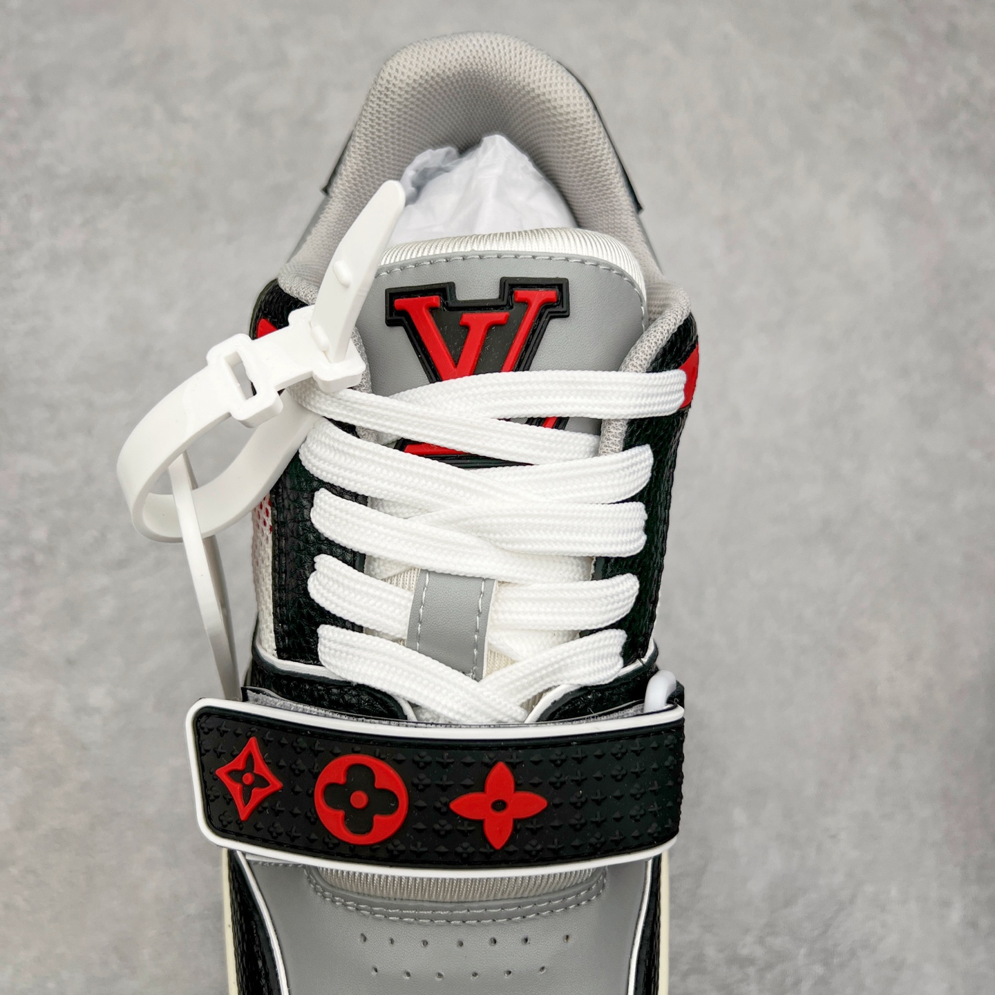 图片[5]-Louis Vuitton Trainer lv时装走秀运动鞋 完美鞋型超高的清洁度 零毛边线头瑕疵 全套原楦原纸版原鞋开模 全网最具灵魂的版型 正确原装黄色鞋盒 正确中底印花 鞋面印花3D高频深度立体 全鞋电脑针车 紧密相连 针距密度一致 环保乳胶注塑鞋垫 厚度脚感还原原版 皮面裁剪部位 统一油边封口工艺 原装橡胶大底含胶量大底组合零偏差 专柜全套包装 防尘袋 说明书 质保卡 男女鞋 尺码：35 36 37 38 39 40 41 42 43 44 45-选品中心