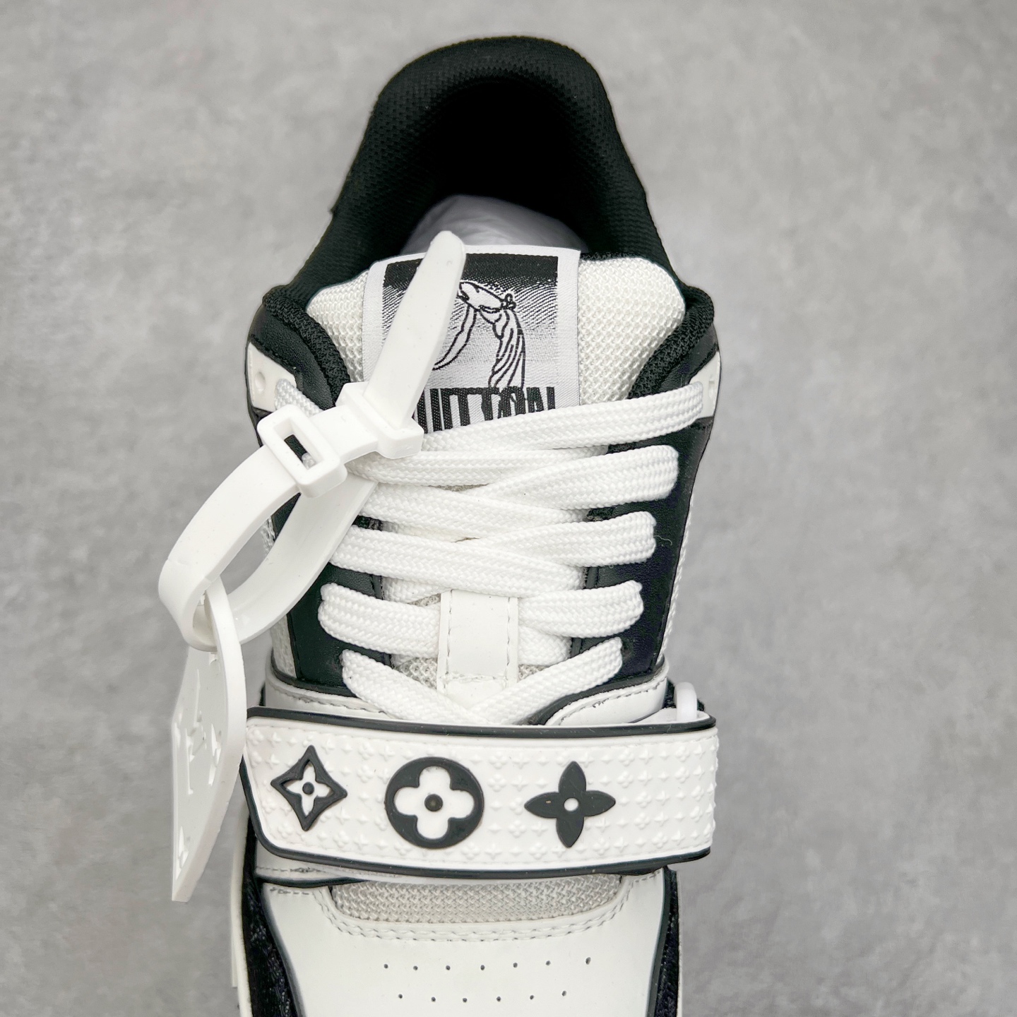 图片[5]-Louis Vuitton Trainer lv时装走秀运动鞋 完美鞋型超高的清洁度 零毛边线头瑕疵 全套原楦原纸版原鞋开模 全网最具灵魂的版型 正确原装黄色鞋盒 正确中底印花 鞋面印花3D高频深度立体 全鞋电脑针车 紧密相连 针距密度一致 环保乳胶注塑鞋垫 厚度脚感还原原版 皮面裁剪部位 统一油边封口工艺 原装橡胶大底含胶量大底组合零偏差 专柜全套包装 防尘袋 说明书 质保卡 男女鞋 尺码：35 36 37 38 39 40 41 42 43 44 45-选品中心