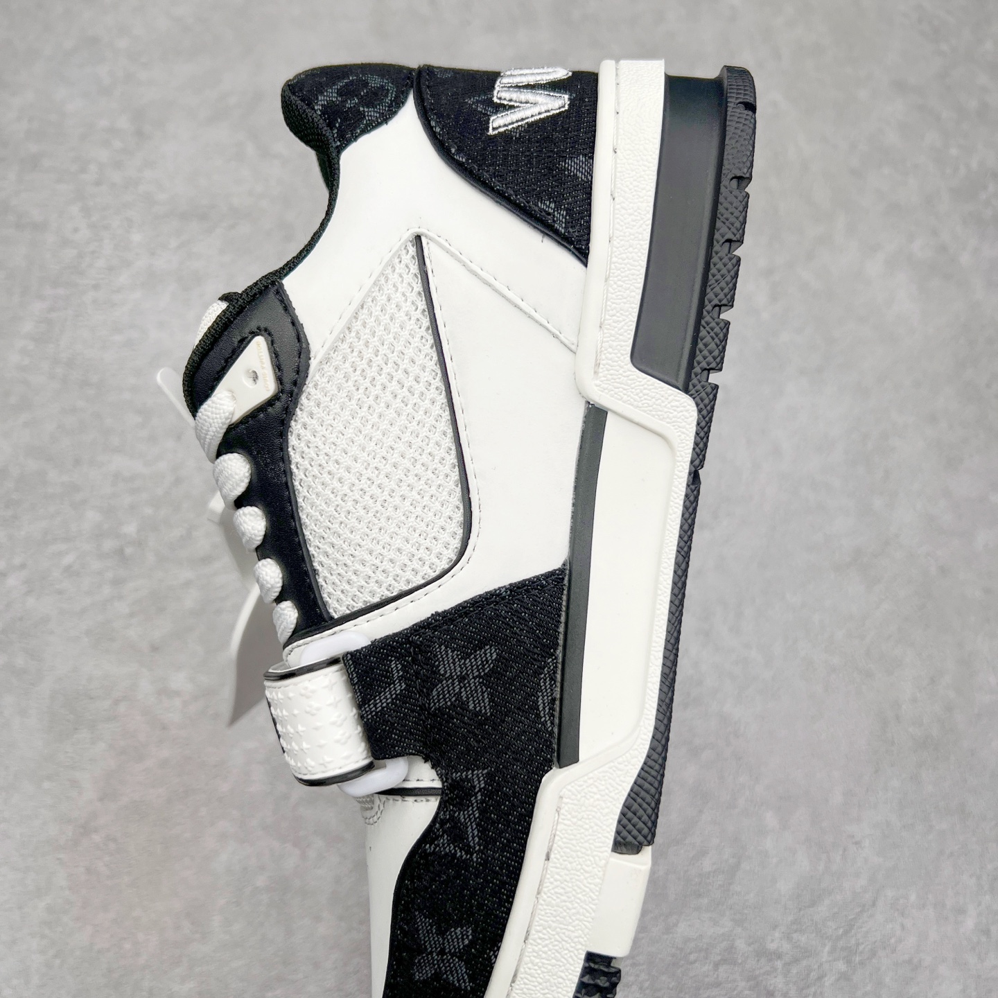 图片[7]-Louis Vuitton Trainer lv时装走秀运动鞋 完美鞋型超高的清洁度 零毛边线头瑕疵 全套原楦原纸版原鞋开模 全网最具灵魂的版型 正确原装黄色鞋盒 正确中底印花 鞋面印花3D高频深度立体 全鞋电脑针车 紧密相连 针距密度一致 环保乳胶注塑鞋垫 厚度脚感还原原版 皮面裁剪部位 统一油边封口工艺 原装橡胶大底含胶量大底组合零偏差 专柜全套包装 防尘袋 说明书 质保卡 男女鞋 尺码：35 36 37 38 39 40 41 42 43 44 45-选品中心