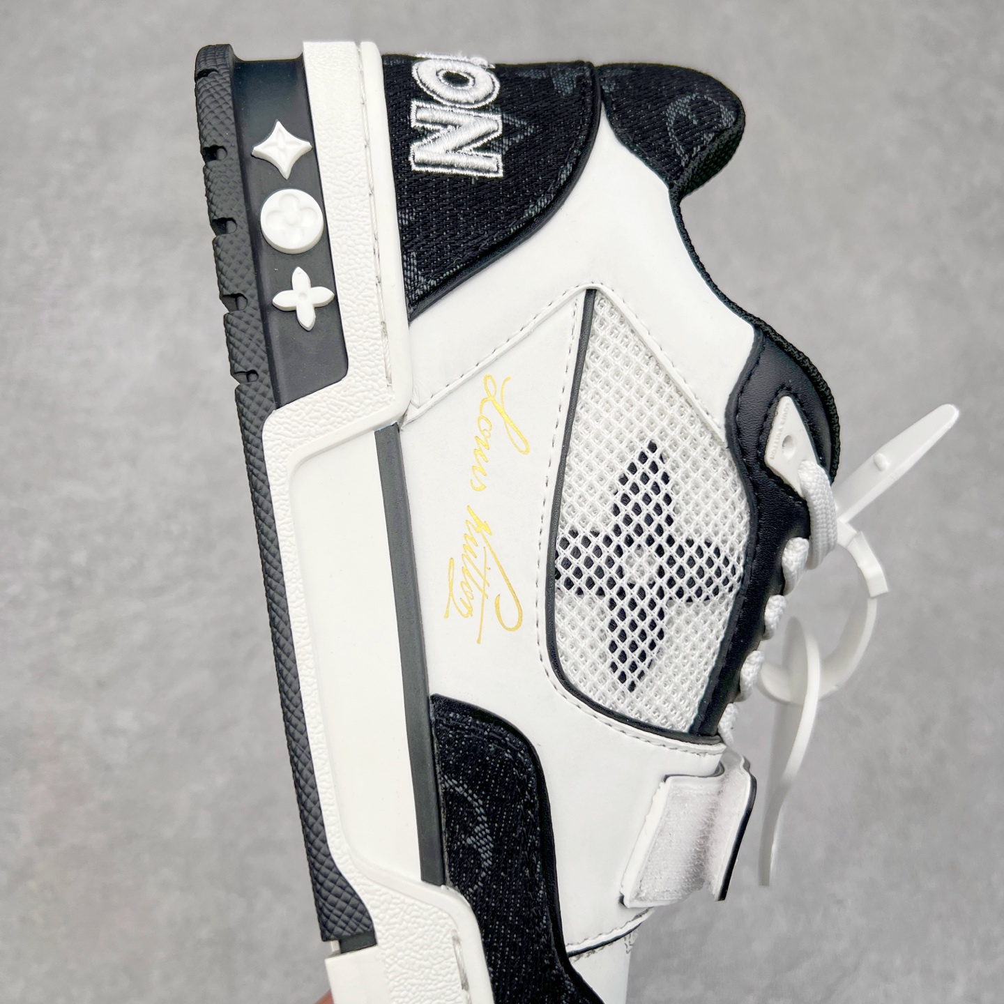 图片[6]-Louis Vuitton Trainer lv时装走秀运动鞋 完美鞋型超高的清洁度 零毛边线头瑕疵 全套原楦原纸版原鞋开模 全网最具灵魂的版型 正确原装黄色鞋盒 正确中底印花 鞋面印花3D高频深度立体 全鞋电脑针车 紧密相连 针距密度一致 环保乳胶注塑鞋垫 厚度脚感还原原版 皮面裁剪部位 统一油边封口工艺 原装橡胶大底含胶量大底组合零偏差 专柜全套包装 防尘袋 说明书 质保卡 男女鞋 尺码：35 36 37 38 39 40 41 42 43 44 45-选品中心