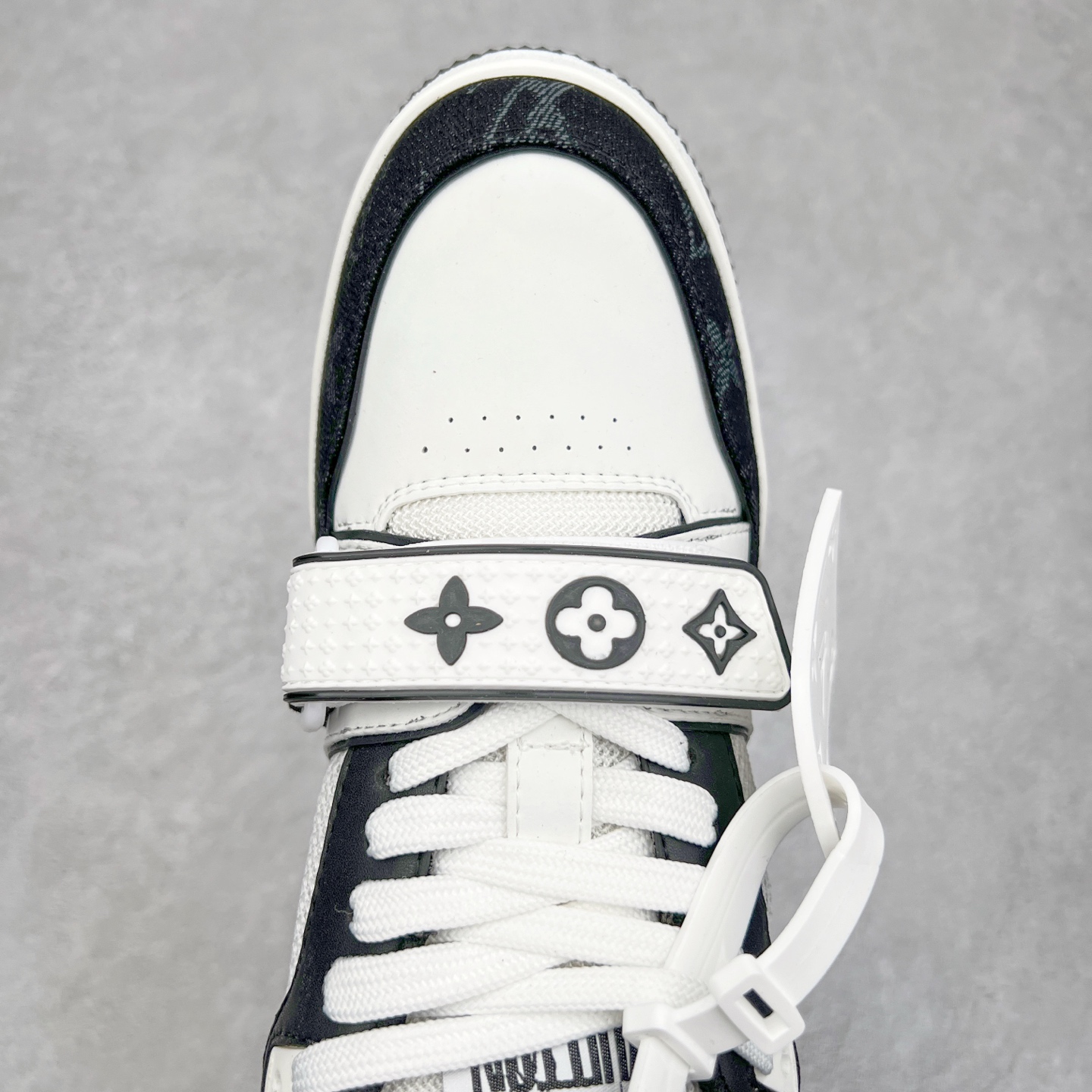 图片[4]-Louis Vuitton Trainer lv时装走秀运动鞋 完美鞋型超高的清洁度 零毛边线头瑕疵 全套原楦原纸版原鞋开模 全网最具灵魂的版型 正确原装黄色鞋盒 正确中底印花 鞋面印花3D高频深度立体 全鞋电脑针车 紧密相连 针距密度一致 环保乳胶注塑鞋垫 厚度脚感还原原版 皮面裁剪部位 统一油边封口工艺 原装橡胶大底含胶量大底组合零偏差 专柜全套包装 防尘袋 说明书 质保卡 男女鞋 尺码：35 36 37 38 39 40 41 42 43 44 45-选品中心