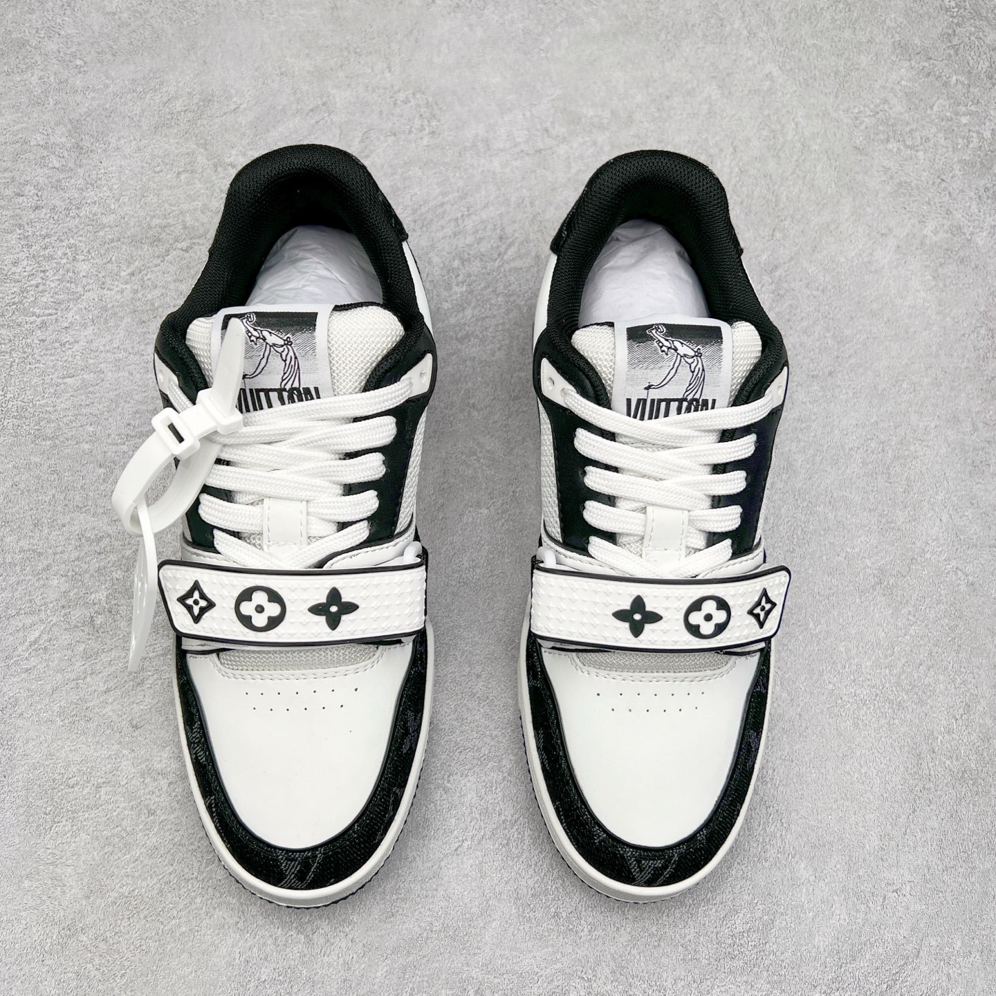 图片[2]-Louis Vuitton Trainer lv时装走秀运动鞋 完美鞋型超高的清洁度 零毛边线头瑕疵 全套原楦原纸版原鞋开模 全网最具灵魂的版型 正确原装黄色鞋盒 正确中底印花 鞋面印花3D高频深度立体 全鞋电脑针车 紧密相连 针距密度一致 环保乳胶注塑鞋垫 厚度脚感还原原版 皮面裁剪部位 统一油边封口工艺 原装橡胶大底含胶量大底组合零偏差 专柜全套包装 防尘袋 说明书 质保卡 男女鞋 尺码：35 36 37 38 39 40 41 42 43 44 45-选品中心