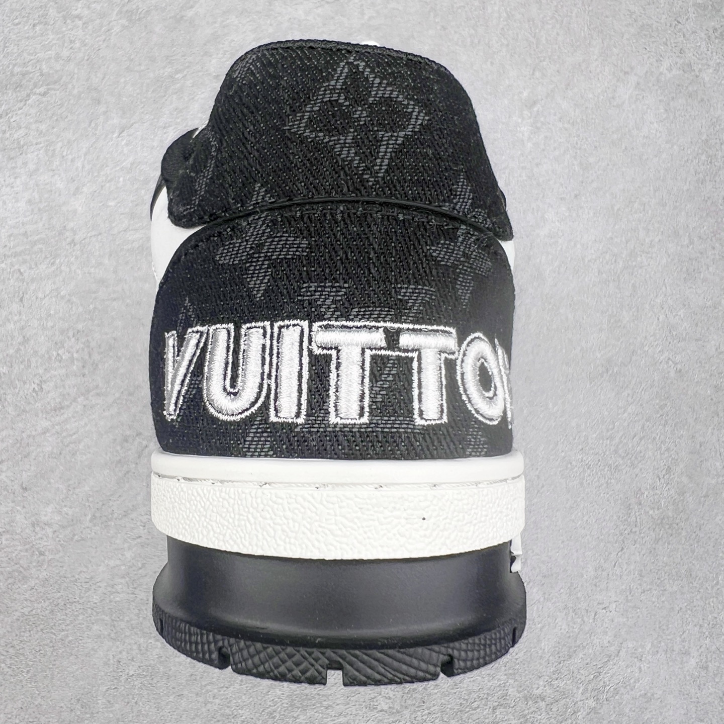 图片[8]-Louis Vuitton Trainer lv时装走秀运动鞋 完美鞋型超高的清洁度 零毛边线头瑕疵 全套原楦原纸版原鞋开模 全网最具灵魂的版型 正确原装黄色鞋盒 正确中底印花 鞋面印花3D高频深度立体 全鞋电脑针车 紧密相连 针距密度一致 环保乳胶注塑鞋垫 厚度脚感还原原版 皮面裁剪部位 统一油边封口工艺 原装橡胶大底含胶量大底组合零偏差 专柜全套包装 防尘袋 说明书 质保卡 男女鞋 尺码：35 36 37 38 39 40 41 42 43 44 45-选品中心