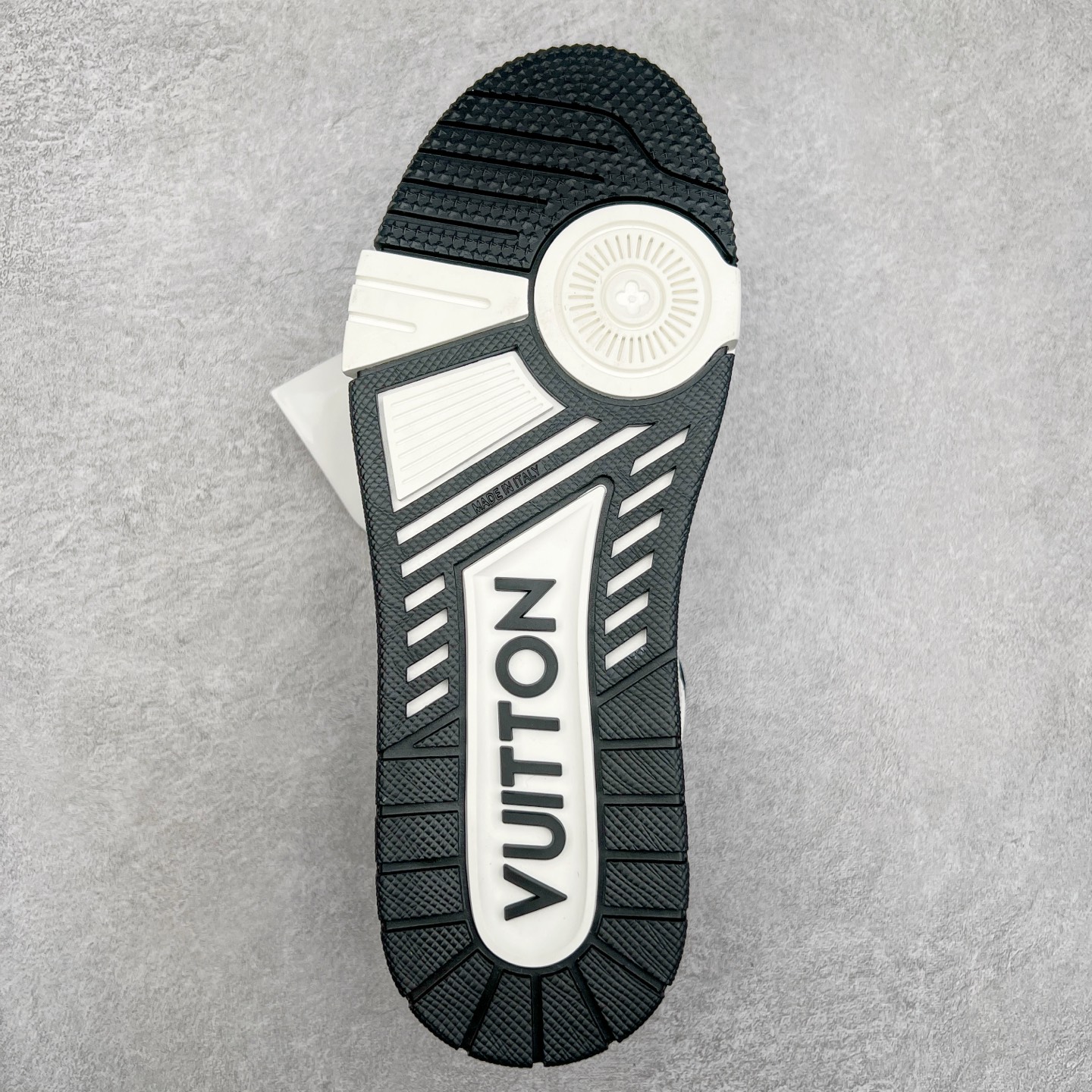 图片[9]-Louis Vuitton Trainer lv时装走秀运动鞋 完美鞋型超高的清洁度 零毛边线头瑕疵 全套原楦原纸版原鞋开模 全网最具灵魂的版型 正确原装黄色鞋盒 正确中底印花 鞋面印花3D高频深度立体 全鞋电脑针车 紧密相连 针距密度一致 环保乳胶注塑鞋垫 厚度脚感还原原版 皮面裁剪部位 统一油边封口工艺 原装橡胶大底含胶量大底组合零偏差 专柜全套包装 防尘袋 说明书 质保卡 男女鞋 尺码：35 36 37 38 39 40 41 42 43 44 45-选品中心