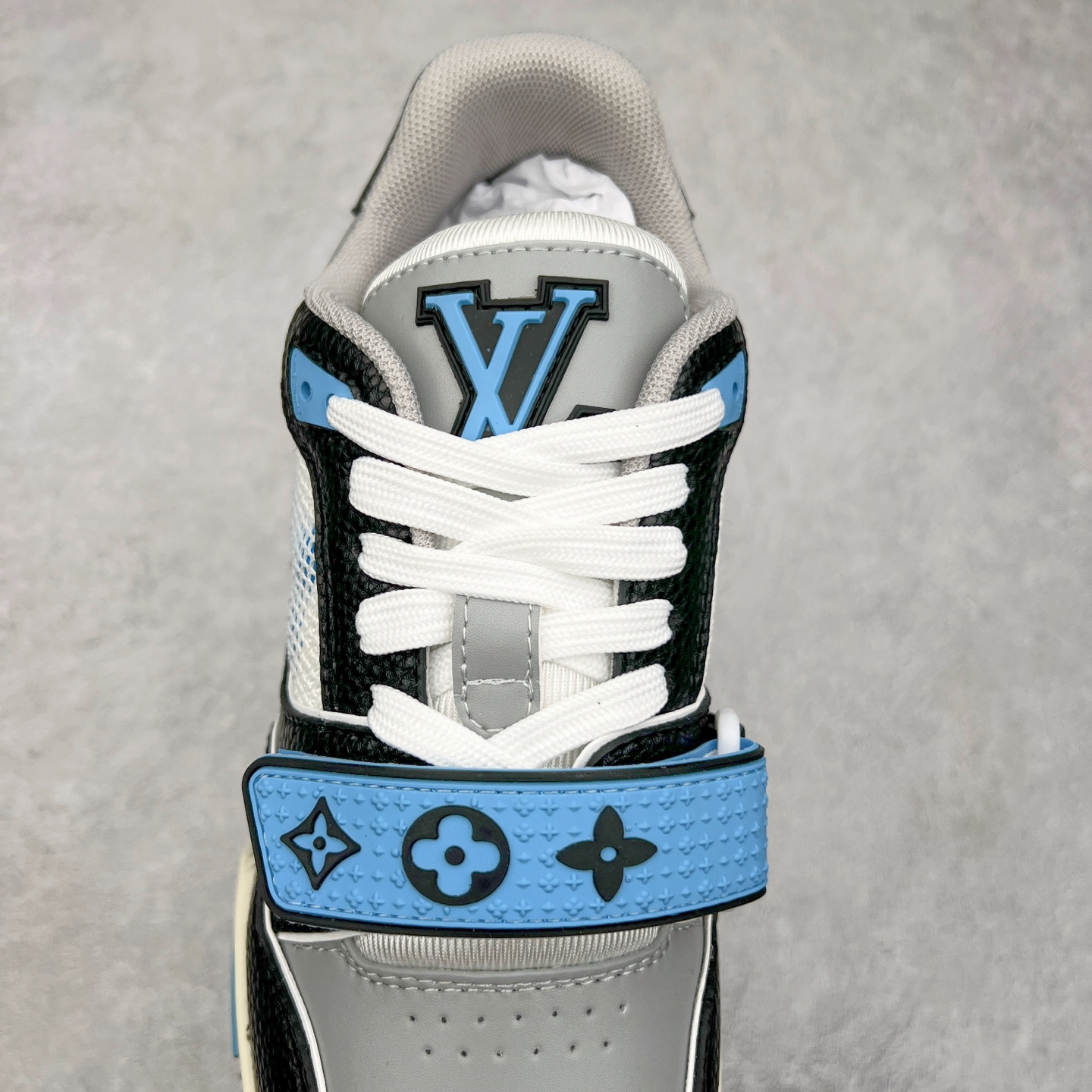 图片[5]-Louis Vuitton Trainer lv时装走秀运动鞋 完美鞋型超高的清洁度 零毛边线头瑕疵 全套原楦原纸版原鞋开模 全网最具灵魂的版型 正确原装黄色鞋盒 正确中底印花 鞋面印花3D高频深度立体 全鞋电脑针车 紧密相连 针距密度一致 环保乳胶注塑鞋垫 厚度脚感还原原版 皮面裁剪部位 统一油边封口工艺 原装橡胶大底含胶量大底组合零偏差 专柜全套包装 防尘袋 说明书 质保卡 男女鞋 尺码：35 36 37 38 39 40 41 42 43 44 45-选品中心