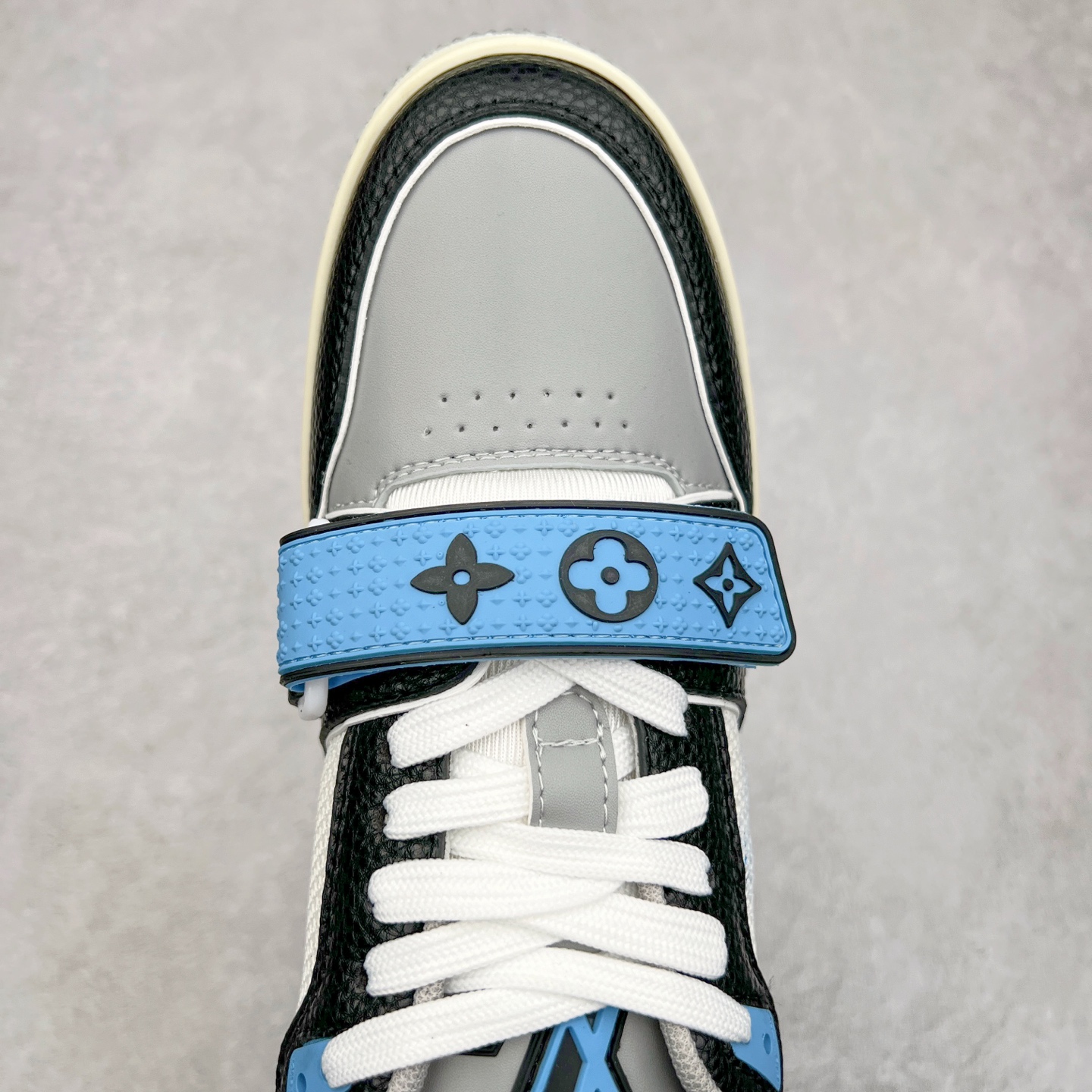 图片[4]-Louis Vuitton Trainer lv时装走秀运动鞋 完美鞋型超高的清洁度 零毛边线头瑕疵 全套原楦原纸版原鞋开模 全网最具灵魂的版型 正确原装黄色鞋盒 正确中底印花 鞋面印花3D高频深度立体 全鞋电脑针车 紧密相连 针距密度一致 环保乳胶注塑鞋垫 厚度脚感还原原版 皮面裁剪部位 统一油边封口工艺 原装橡胶大底含胶量大底组合零偏差 专柜全套包装 防尘袋 说明书 质保卡 男女鞋 尺码：35 36 37 38 39 40 41 42 43 44 45-选品中心