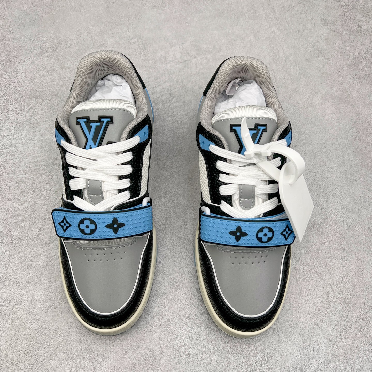 图片[2]-Louis Vuitton Trainer lv时装走秀运动鞋 完美鞋型超高的清洁度 零毛边线头瑕疵 全套原楦原纸版原鞋开模 全网最具灵魂的版型 正确原装黄色鞋盒 正确中底印花 鞋面印花3D高频深度立体 全鞋电脑针车 紧密相连 针距密度一致 环保乳胶注塑鞋垫 厚度脚感还原原版 皮面裁剪部位 统一油边封口工艺 原装橡胶大底含胶量大底组合零偏差 专柜全套包装 防尘袋 说明书 质保卡 男女鞋 尺码：35 36 37 38 39 40 41 42 43 44 45-选品中心