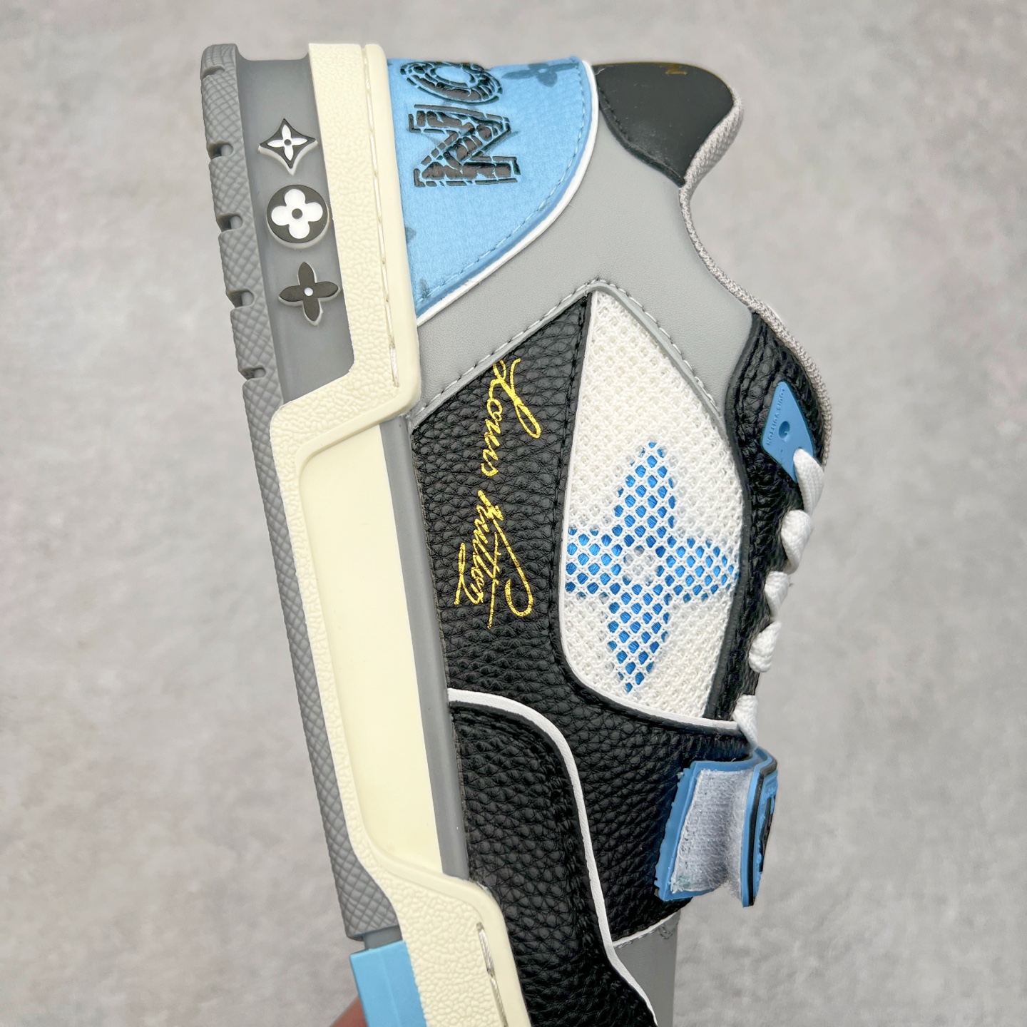 图片[6]-Louis Vuitton Trainer lv时装走秀运动鞋 完美鞋型超高的清洁度 零毛边线头瑕疵 全套原楦原纸版原鞋开模 全网最具灵魂的版型 正确原装黄色鞋盒 正确中底印花 鞋面印花3D高频深度立体 全鞋电脑针车 紧密相连 针距密度一致 环保乳胶注塑鞋垫 厚度脚感还原原版 皮面裁剪部位 统一油边封口工艺 原装橡胶大底含胶量大底组合零偏差 专柜全套包装 防尘袋 说明书 质保卡 男女鞋 尺码：35 36 37 38 39 40 41 42 43 44 45-选品中心