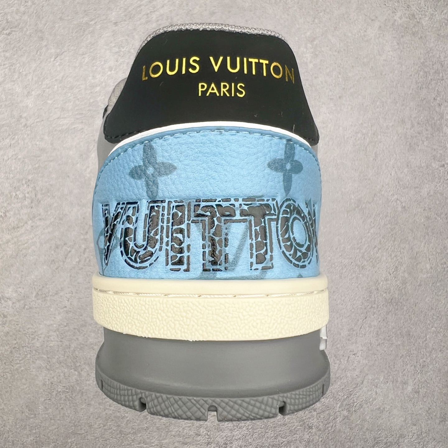 图片[8]-Louis Vuitton Trainer lv时装走秀运动鞋 完美鞋型超高的清洁度 零毛边线头瑕疵 全套原楦原纸版原鞋开模 全网最具灵魂的版型 正确原装黄色鞋盒 正确中底印花 鞋面印花3D高频深度立体 全鞋电脑针车 紧密相连 针距密度一致 环保乳胶注塑鞋垫 厚度脚感还原原版 皮面裁剪部位 统一油边封口工艺 原装橡胶大底含胶量大底组合零偏差 专柜全套包装 防尘袋 说明书 质保卡 男女鞋 尺码：35 36 37 38 39 40 41 42 43 44 45-选品中心