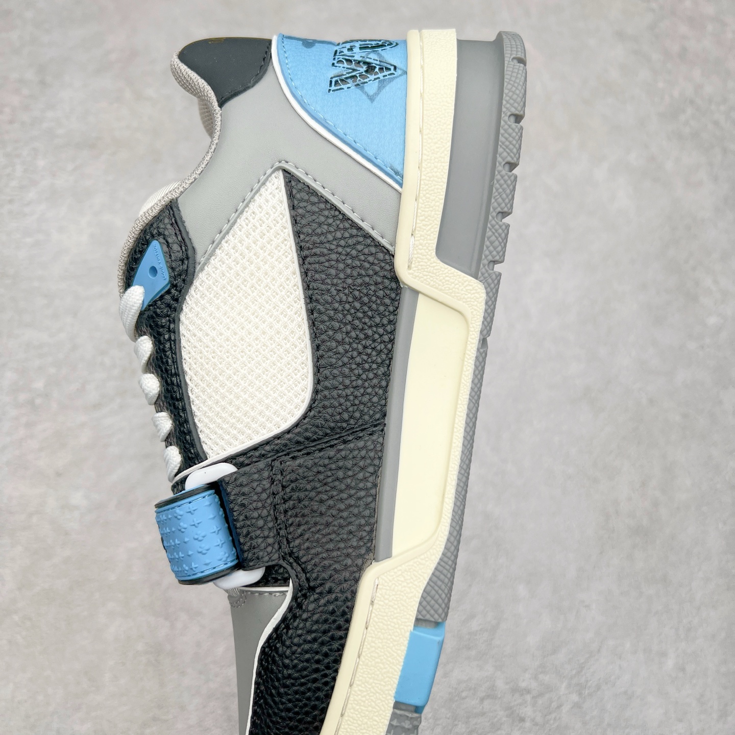 图片[7]-Louis Vuitton Trainer lv时装走秀运动鞋 完美鞋型超高的清洁度 零毛边线头瑕疵 全套原楦原纸版原鞋开模 全网最具灵魂的版型 正确原装黄色鞋盒 正确中底印花 鞋面印花3D高频深度立体 全鞋电脑针车 紧密相连 针距密度一致 环保乳胶注塑鞋垫 厚度脚感还原原版 皮面裁剪部位 统一油边封口工艺 原装橡胶大底含胶量大底组合零偏差 专柜全套包装 防尘袋 说明书 质保卡 男女鞋 尺码：35 36 37 38 39 40 41 42 43 44 45-选品中心