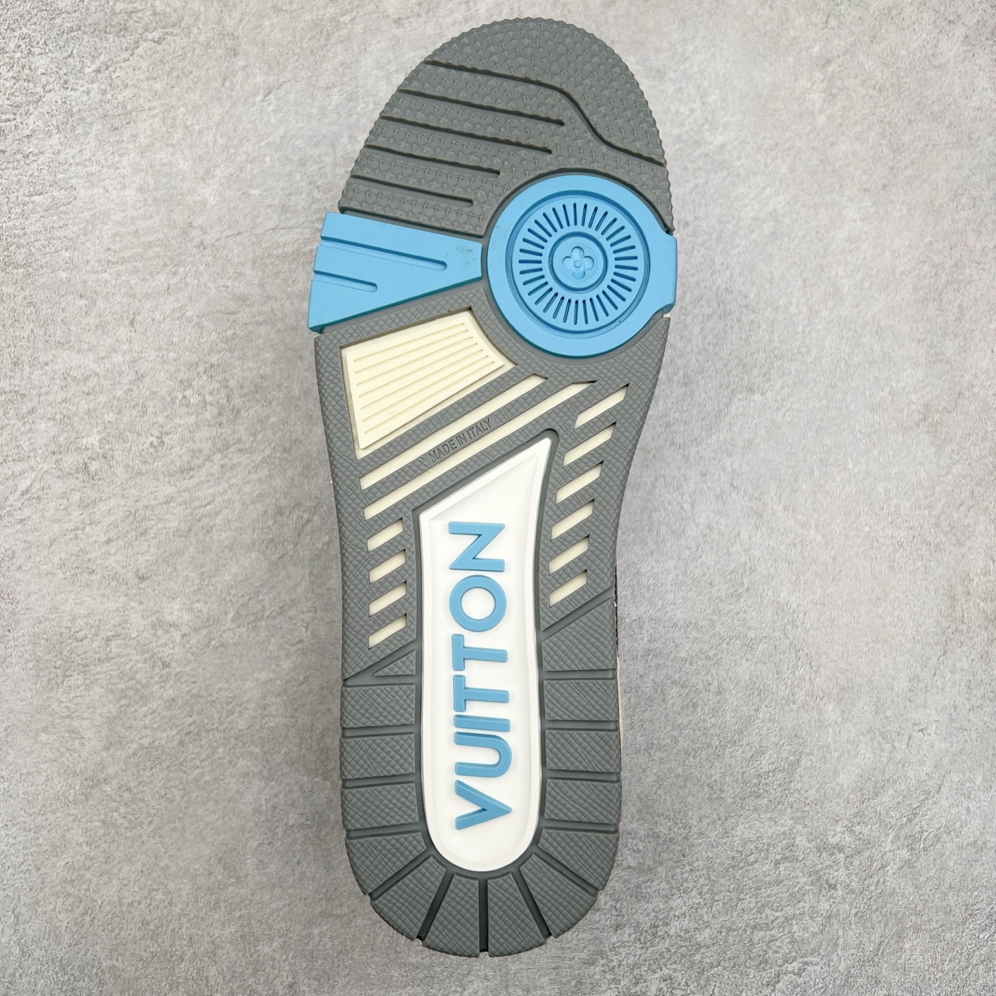 图片[9]-Louis Vuitton Trainer lv时装走秀运动鞋 完美鞋型超高的清洁度 零毛边线头瑕疵 全套原楦原纸版原鞋开模 全网最具灵魂的版型 正确原装黄色鞋盒 正确中底印花 鞋面印花3D高频深度立体 全鞋电脑针车 紧密相连 针距密度一致 环保乳胶注塑鞋垫 厚度脚感还原原版 皮面裁剪部位 统一油边封口工艺 原装橡胶大底含胶量大底组合零偏差 专柜全套包装 防尘袋 说明书 质保卡 男女鞋 尺码：35 36 37 38 39 40 41 42 43 44 45-选品中心