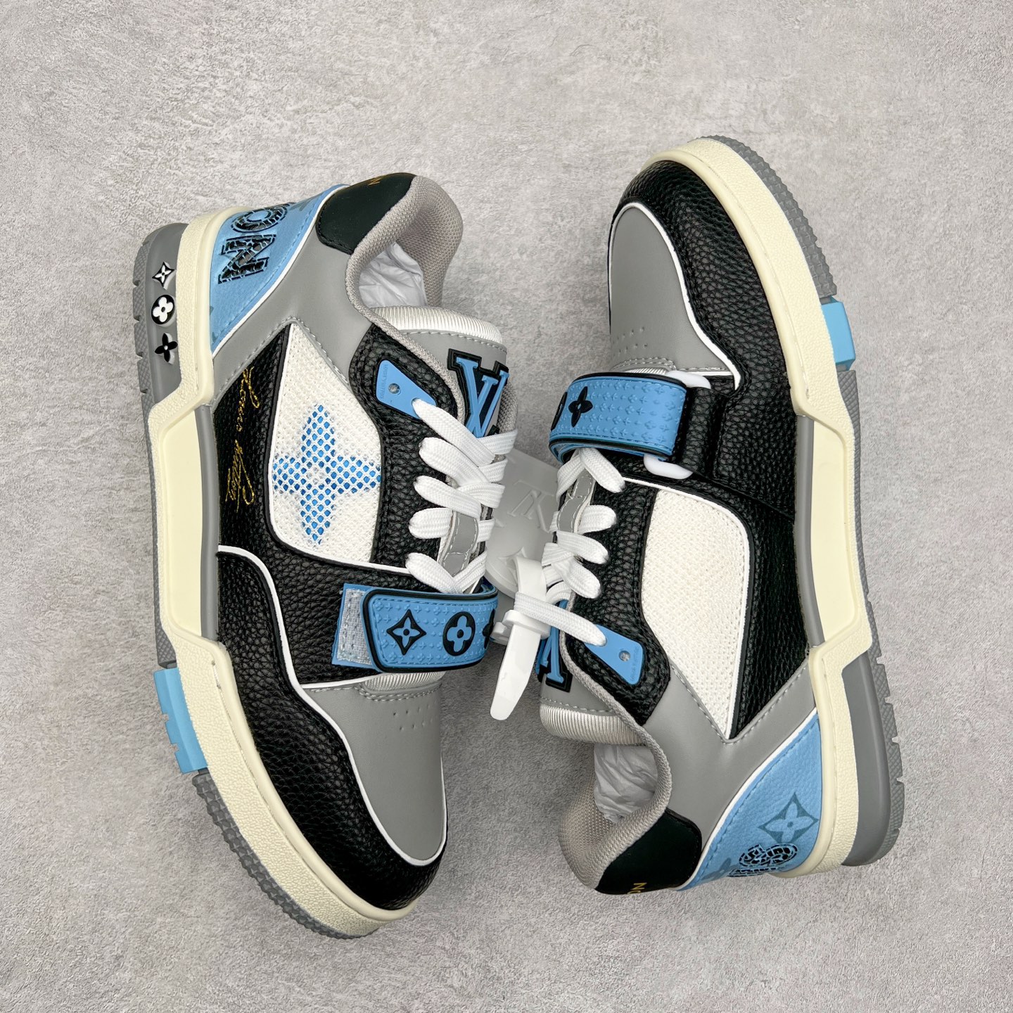 图片[3]-Louis Vuitton Trainer lv时装走秀运动鞋 完美鞋型超高的清洁度 零毛边线头瑕疵 全套原楦原纸版原鞋开模 全网最具灵魂的版型 正确原装黄色鞋盒 正确中底印花 鞋面印花3D高频深度立体 全鞋电脑针车 紧密相连 针距密度一致 环保乳胶注塑鞋垫 厚度脚感还原原版 皮面裁剪部位 统一油边封口工艺 原装橡胶大底含胶量大底组合零偏差 专柜全套包装 防尘袋 说明书 质保卡 男女鞋 尺码：35 36 37 38 39 40 41 42 43 44 45-选品中心