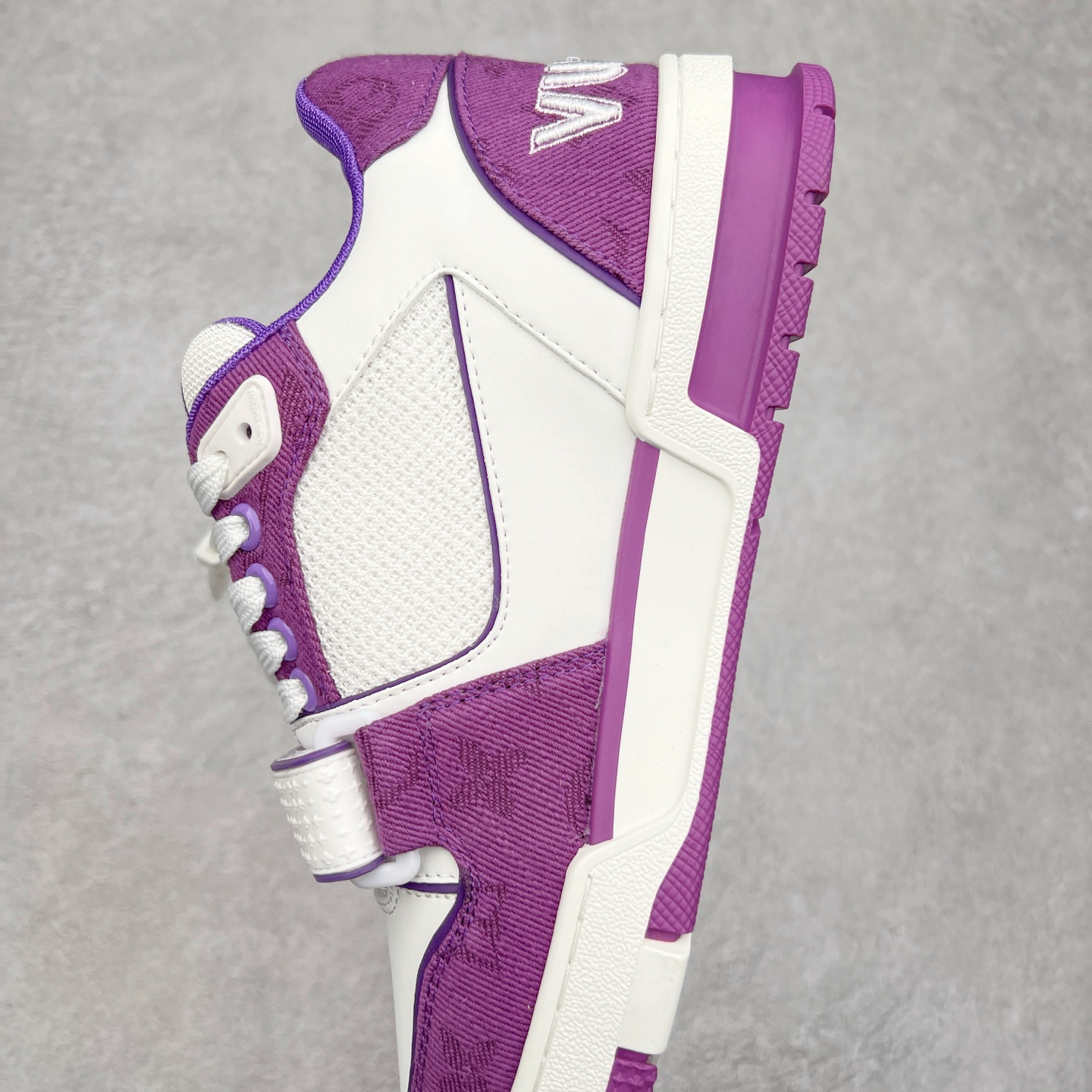 图片[7]-Louis Vuitton Trainer lv时装走秀运动鞋 完美鞋型超高的清洁度 零毛边线头瑕疵 全套原楦原纸版原鞋开模 全网最具灵魂的版型 正确原装黄色鞋盒 正确中底印花 鞋面印花3D高频深度立体 全鞋电脑针车 紧密相连 针距密度一致 环保乳胶注塑鞋垫 厚度脚感还原原版 皮面裁剪部位 统一油边封口工艺 原装橡胶大底含胶量大底组合零偏差 专柜全套包装 防尘袋 说明书 质保卡 男女鞋 尺码：35 36 37 38 39 40 41 42 43 44 45-选品中心