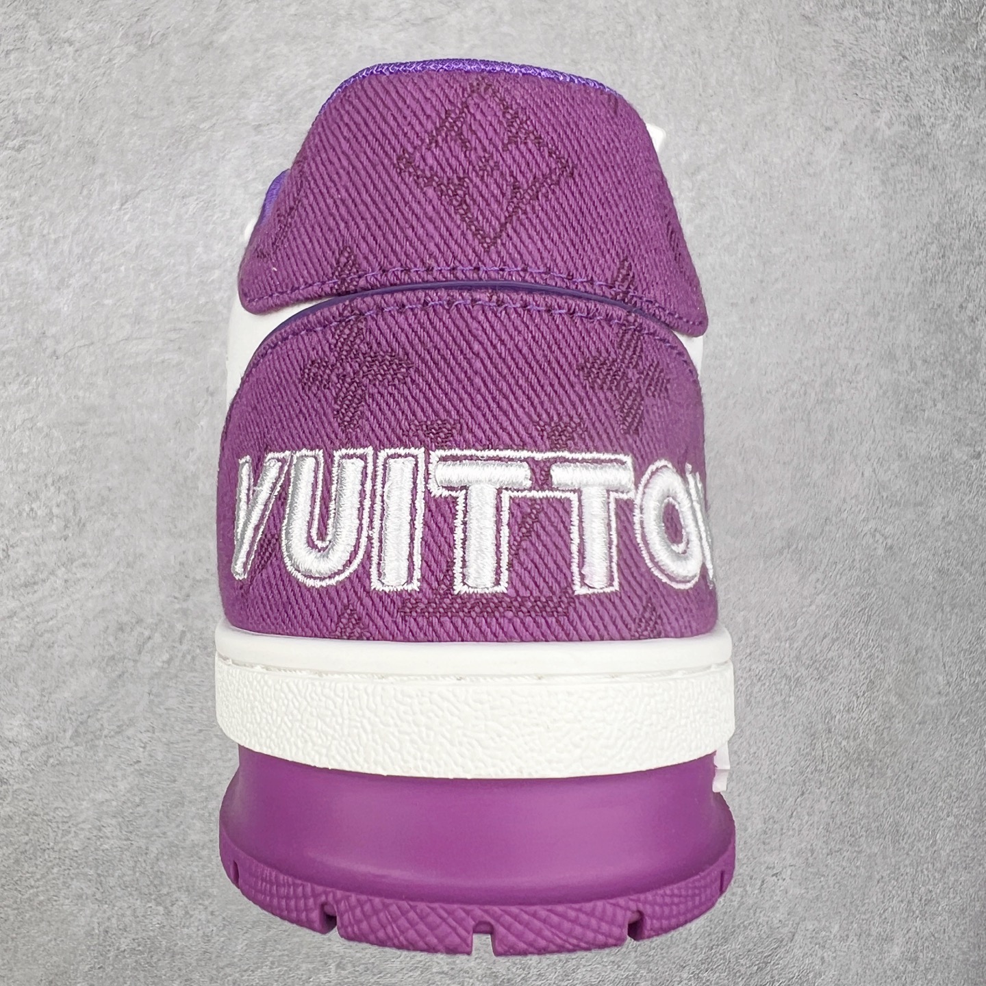 图片[8]-Louis Vuitton Trainer lv时装走秀运动鞋 完美鞋型超高的清洁度 零毛边线头瑕疵 全套原楦原纸版原鞋开模 全网最具灵魂的版型 正确原装黄色鞋盒 正确中底印花 鞋面印花3D高频深度立体 全鞋电脑针车 紧密相连 针距密度一致 环保乳胶注塑鞋垫 厚度脚感还原原版 皮面裁剪部位 统一油边封口工艺 原装橡胶大底含胶量大底组合零偏差 专柜全套包装 防尘袋 说明书 质保卡 男女鞋 尺码：35 36 37 38 39 40 41 42 43 44 45-选品中心