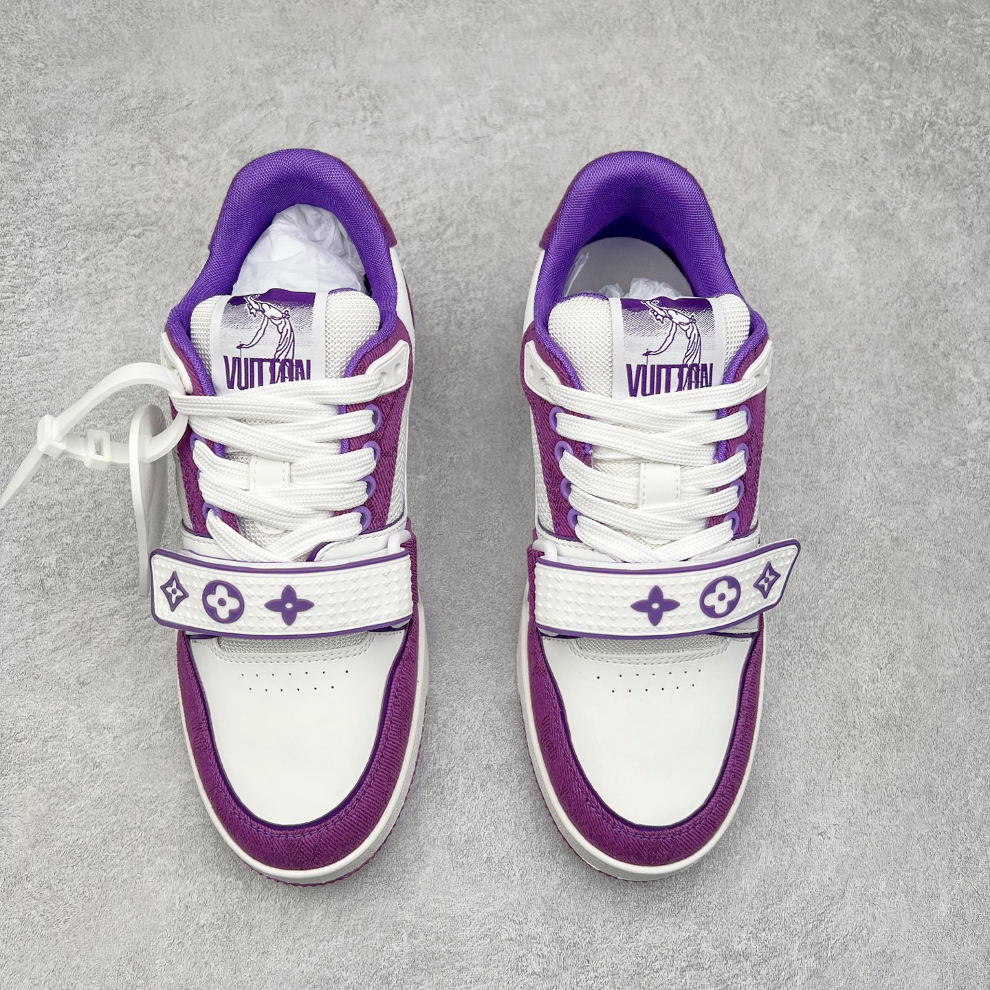 图片[2]-Louis Vuitton Trainer lv时装走秀运动鞋 完美鞋型超高的清洁度 零毛边线头瑕疵 全套原楦原纸版原鞋开模 全网最具灵魂的版型 正确原装黄色鞋盒 正确中底印花 鞋面印花3D高频深度立体 全鞋电脑针车 紧密相连 针距密度一致 环保乳胶注塑鞋垫 厚度脚感还原原版 皮面裁剪部位 统一油边封口工艺 原装橡胶大底含胶量大底组合零偏差 专柜全套包装 防尘袋 说明书 质保卡 男女鞋 尺码：35 36 37 38 39 40 41 42 43 44 45-选品中心