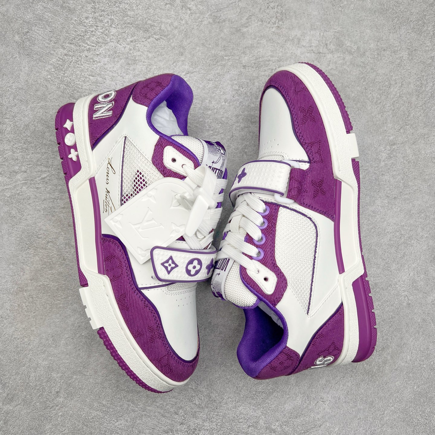 图片[3]-Louis Vuitton Trainer lv时装走秀运动鞋 完美鞋型超高的清洁度 零毛边线头瑕疵 全套原楦原纸版原鞋开模 全网最具灵魂的版型 正确原装黄色鞋盒 正确中底印花 鞋面印花3D高频深度立体 全鞋电脑针车 紧密相连 针距密度一致 环保乳胶注塑鞋垫 厚度脚感还原原版 皮面裁剪部位 统一油边封口工艺 原装橡胶大底含胶量大底组合零偏差 专柜全套包装 防尘袋 说明书 质保卡 男女鞋 尺码：35 36 37 38 39 40 41 42 43 44 45-选品中心