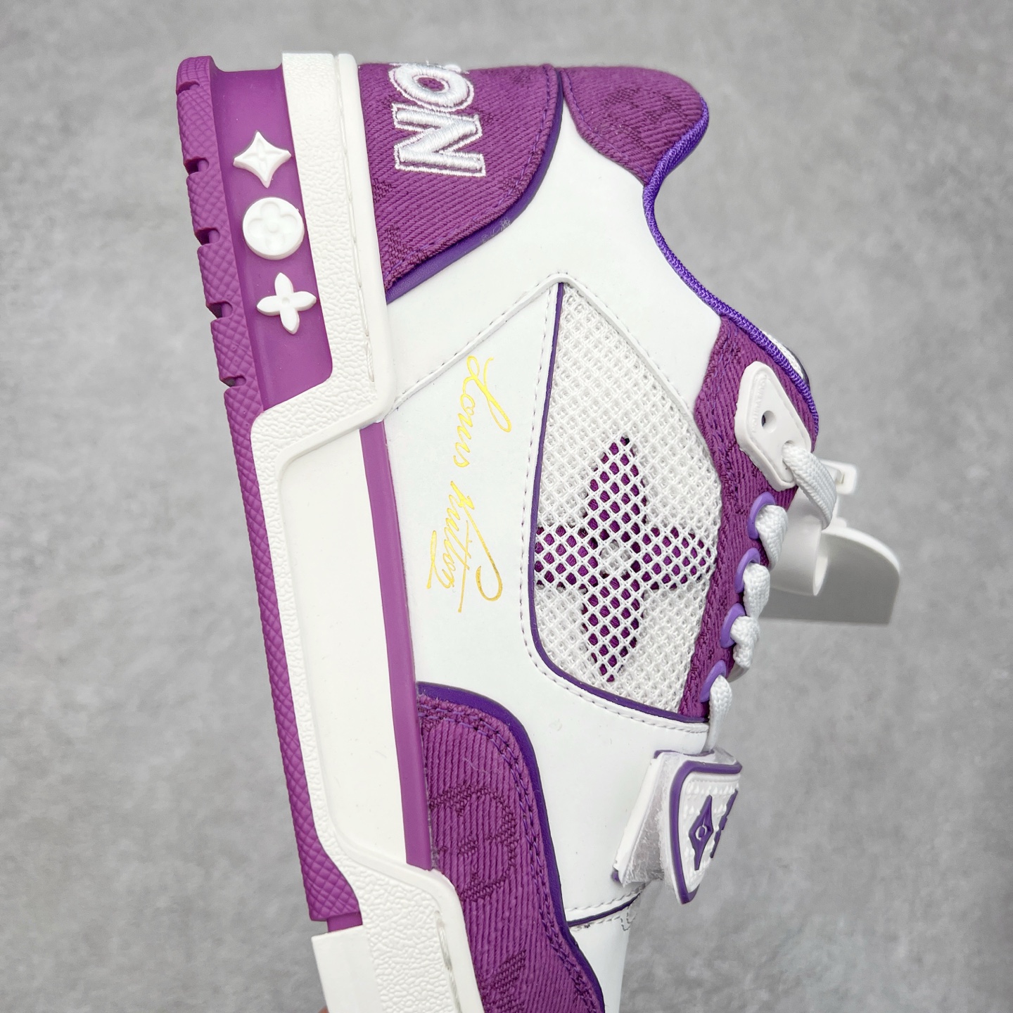 图片[6]-Louis Vuitton Trainer lv时装走秀运动鞋 完美鞋型超高的清洁度 零毛边线头瑕疵 全套原楦原纸版原鞋开模 全网最具灵魂的版型 正确原装黄色鞋盒 正确中底印花 鞋面印花3D高频深度立体 全鞋电脑针车 紧密相连 针距密度一致 环保乳胶注塑鞋垫 厚度脚感还原原版 皮面裁剪部位 统一油边封口工艺 原装橡胶大底含胶量大底组合零偏差 专柜全套包装 防尘袋 说明书 质保卡 男女鞋 尺码：35 36 37 38 39 40 41 42 43 44 45-选品中心