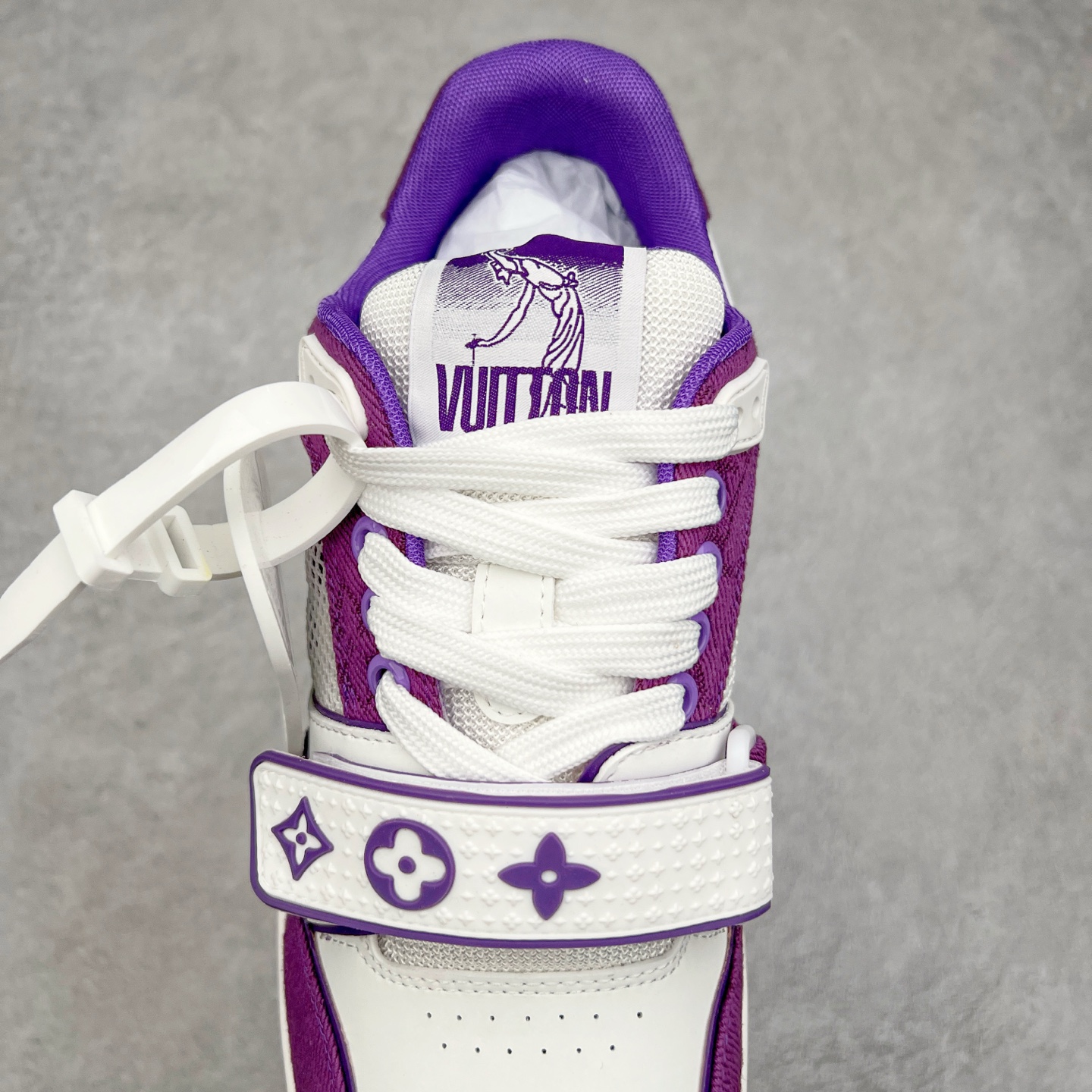 图片[5]-Louis Vuitton Trainer lv时装走秀运动鞋 完美鞋型超高的清洁度 零毛边线头瑕疵 全套原楦原纸版原鞋开模 全网最具灵魂的版型 正确原装黄色鞋盒 正确中底印花 鞋面印花3D高频深度立体 全鞋电脑针车 紧密相连 针距密度一致 环保乳胶注塑鞋垫 厚度脚感还原原版 皮面裁剪部位 统一油边封口工艺 原装橡胶大底含胶量大底组合零偏差 专柜全套包装 防尘袋 说明书 质保卡 男女鞋 尺码：35 36 37 38 39 40 41 42 43 44 45-选品中心