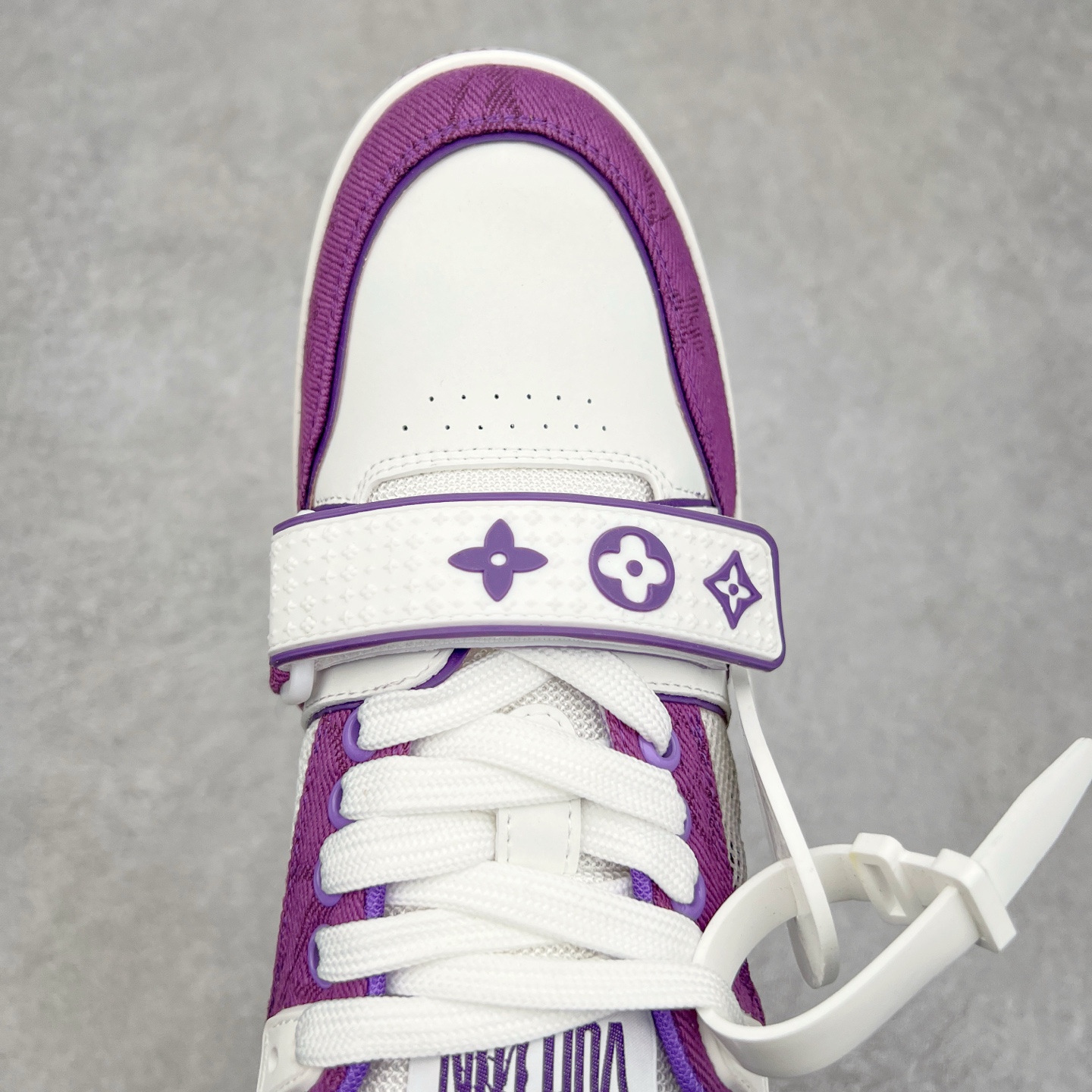 图片[4]-Louis Vuitton Trainer lv时装走秀运动鞋 完美鞋型超高的清洁度 零毛边线头瑕疵 全套原楦原纸版原鞋开模 全网最具灵魂的版型 正确原装黄色鞋盒 正确中底印花 鞋面印花3D高频深度立体 全鞋电脑针车 紧密相连 针距密度一致 环保乳胶注塑鞋垫 厚度脚感还原原版 皮面裁剪部位 统一油边封口工艺 原装橡胶大底含胶量大底组合零偏差 专柜全套包装 防尘袋 说明书 质保卡 男女鞋 尺码：35 36 37 38 39 40 41 42 43 44 45-选品中心