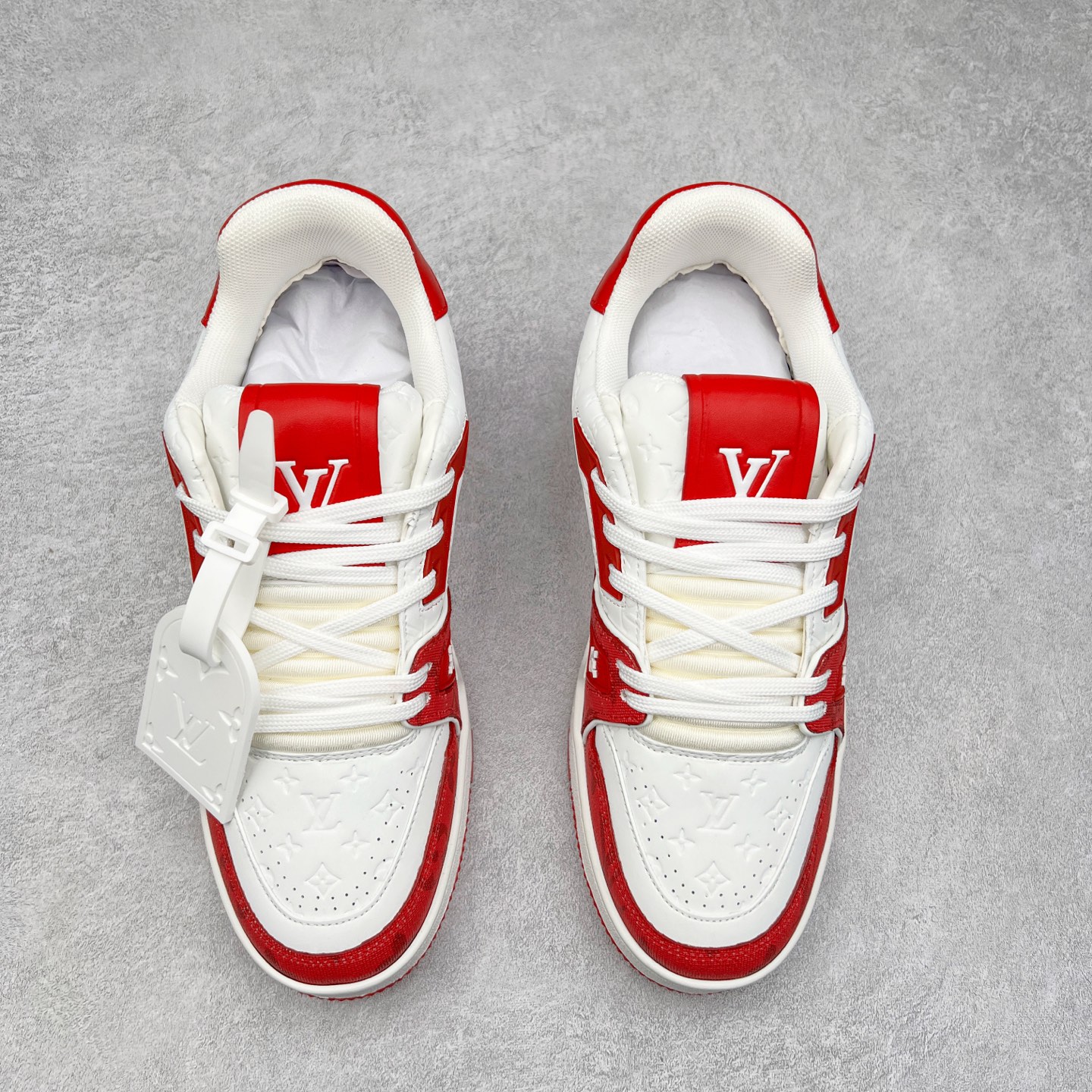 图片[2]-Louis Vuitton Trainer lv时装走秀运动鞋 完美鞋型超高的清洁度 零毛边线头瑕疵 全套原楦原纸版原鞋开模 全网最具灵魂的版型 正确原装黄色鞋盒 正确中底印花 鞋面印花3D高频深度立体 全鞋电脑针车 紧密相连 针距密度一致 环保乳胶注塑鞋垫 厚度脚感还原原版 皮面裁剪部位 统一油边封口工艺 原装橡胶大底含胶量大底组合零偏差 专柜全套包装 防尘袋 说明书 质保卡 男女鞋 尺码：35 36 37 38 39 40 41 42 43 44 45-选品中心