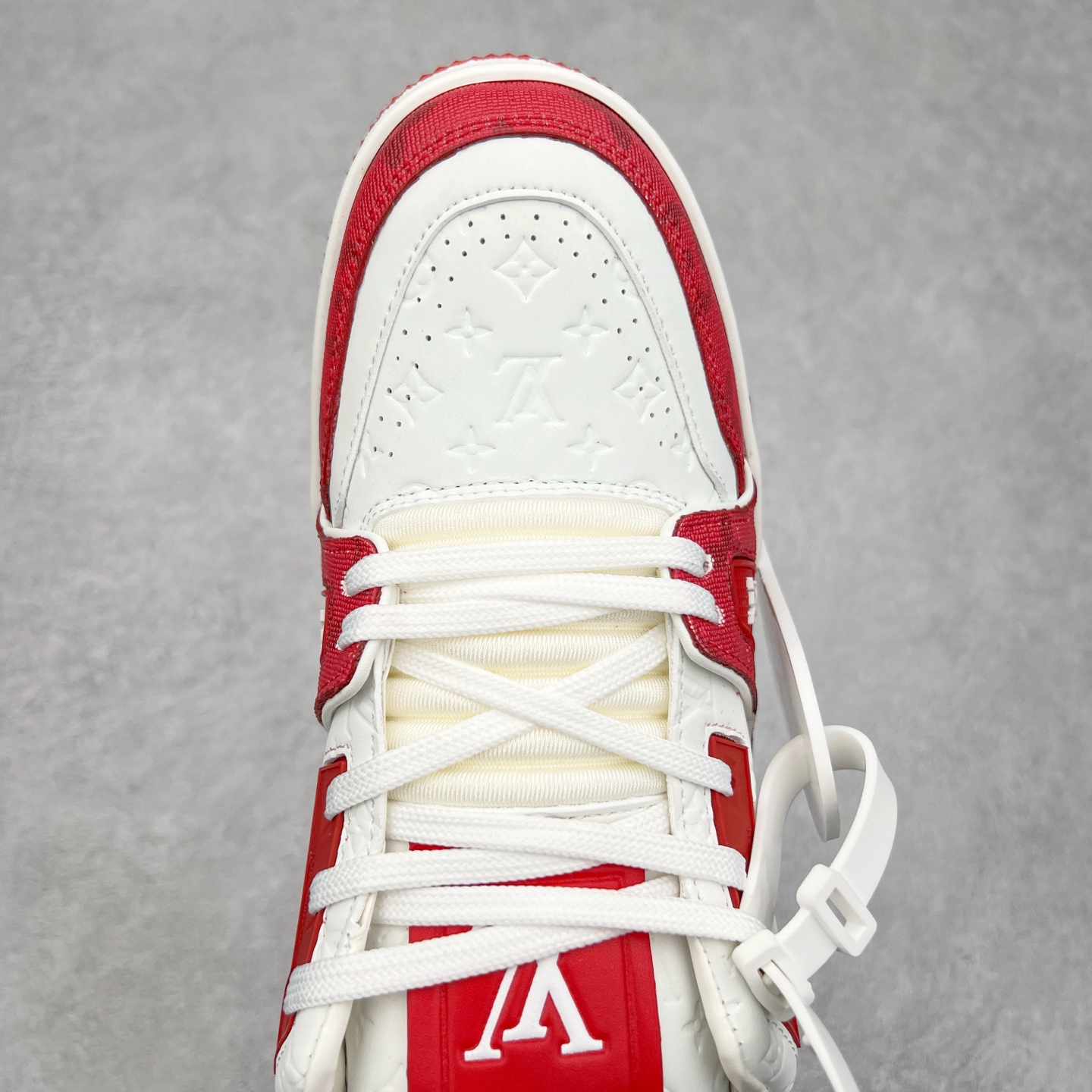 图片[4]-Louis Vuitton Trainer lv时装走秀运动鞋 完美鞋型超高的清洁度 零毛边线头瑕疵 全套原楦原纸版原鞋开模 全网最具灵魂的版型 正确原装黄色鞋盒 正确中底印花 鞋面印花3D高频深度立体 全鞋电脑针车 紧密相连 针距密度一致 环保乳胶注塑鞋垫 厚度脚感还原原版 皮面裁剪部位 统一油边封口工艺 原装橡胶大底含胶量大底组合零偏差 专柜全套包装 防尘袋 说明书 质保卡 男女鞋 尺码：35 36 37 38 39 40 41 42 43 44 45-选品中心