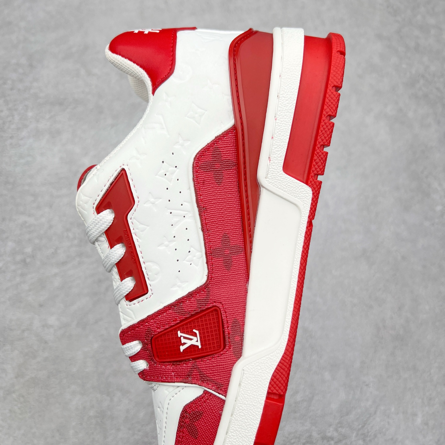 图片[7]-Louis Vuitton Trainer lv时装走秀运动鞋 完美鞋型超高的清洁度 零毛边线头瑕疵 全套原楦原纸版原鞋开模 全网最具灵魂的版型 正确原装黄色鞋盒 正确中底印花 鞋面印花3D高频深度立体 全鞋电脑针车 紧密相连 针距密度一致 环保乳胶注塑鞋垫 厚度脚感还原原版 皮面裁剪部位 统一油边封口工艺 原装橡胶大底含胶量大底组合零偏差 专柜全套包装 防尘袋 说明书 质保卡 男女鞋 尺码：35 36 37 38 39 40 41 42 43 44 45-选品中心