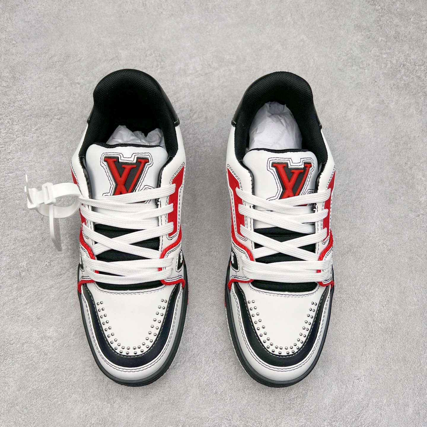 图片[2]-Louis Vuitton Trainer lv时装走秀运动鞋 完美鞋型超高的清洁度 零毛边线头瑕疵 全套原楦原纸版原鞋开模 全网最具灵魂的版型 正确原装黄色鞋盒 正确中底印花 鞋面印花3D高频深度立体 全鞋电脑针车 紧密相连 针距密度一致 环保乳胶注塑鞋垫 厚度脚感还原原版 皮面裁剪部位 统一油边封口工艺 原装橡胶大底含胶量大底组合零偏差 专柜全套包装 防尘袋 说明书 质保卡 男女鞋 尺码：35 36 37 38 39 40 41 42 43 44 45-选品中心