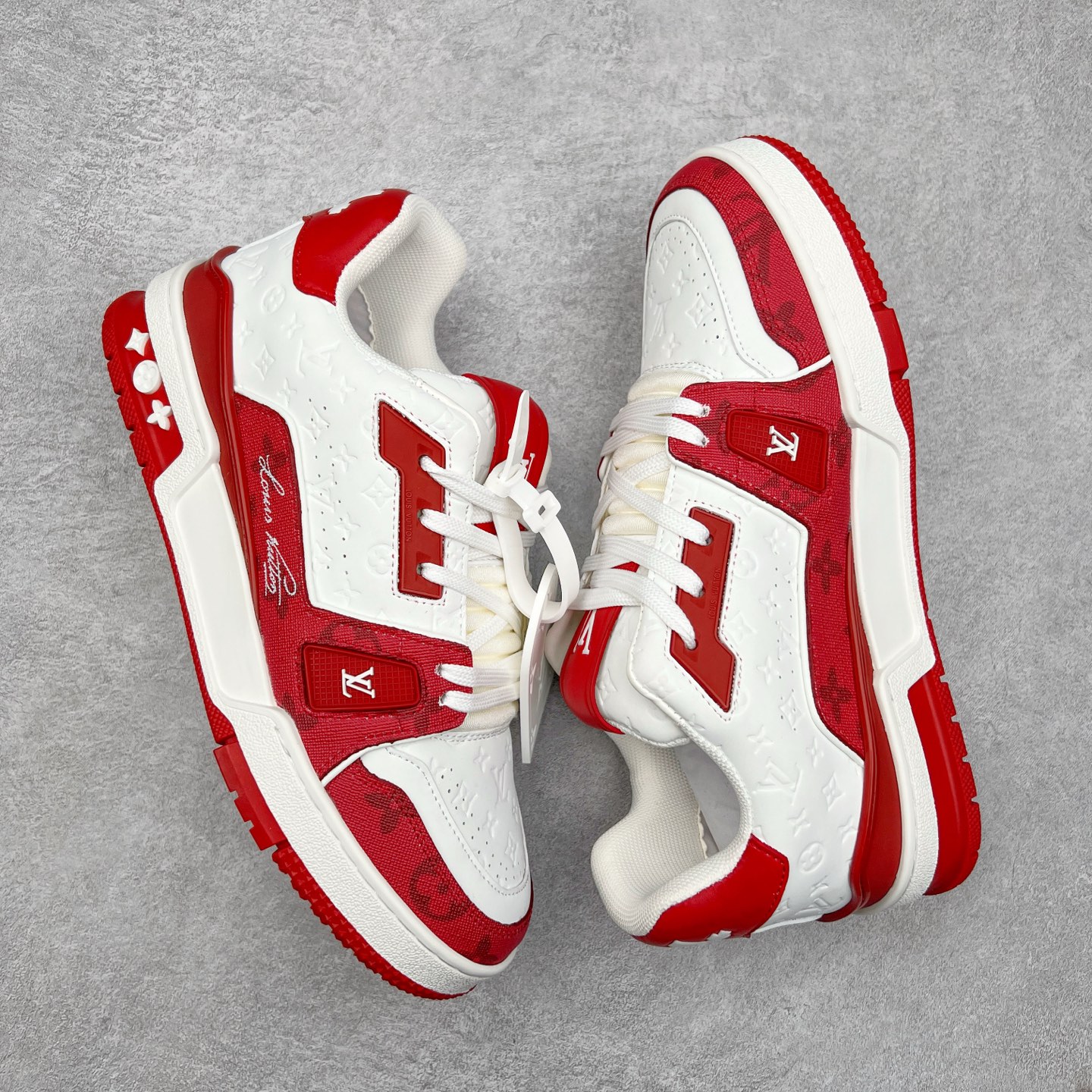 图片[3]-Louis Vuitton Trainer lv时装走秀运动鞋 完美鞋型超高的清洁度 零毛边线头瑕疵 全套原楦原纸版原鞋开模 全网最具灵魂的版型 正确原装黄色鞋盒 正确中底印花 鞋面印花3D高频深度立体 全鞋电脑针车 紧密相连 针距密度一致 环保乳胶注塑鞋垫 厚度脚感还原原版 皮面裁剪部位 统一油边封口工艺 原装橡胶大底含胶量大底组合零偏差 专柜全套包装 防尘袋 说明书 质保卡 男女鞋 尺码：35 36 37 38 39 40 41 42 43 44 45-选品中心