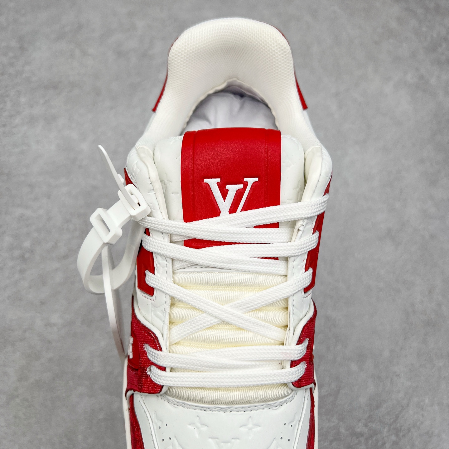 图片[5]-Louis Vuitton Trainer lv时装走秀运动鞋 完美鞋型超高的清洁度 零毛边线头瑕疵 全套原楦原纸版原鞋开模 全网最具灵魂的版型 正确原装黄色鞋盒 正确中底印花 鞋面印花3D高频深度立体 全鞋电脑针车 紧密相连 针距密度一致 环保乳胶注塑鞋垫 厚度脚感还原原版 皮面裁剪部位 统一油边封口工艺 原装橡胶大底含胶量大底组合零偏差 专柜全套包装 防尘袋 说明书 质保卡 男女鞋 尺码：35 36 37 38 39 40 41 42 43 44 45-选品中心