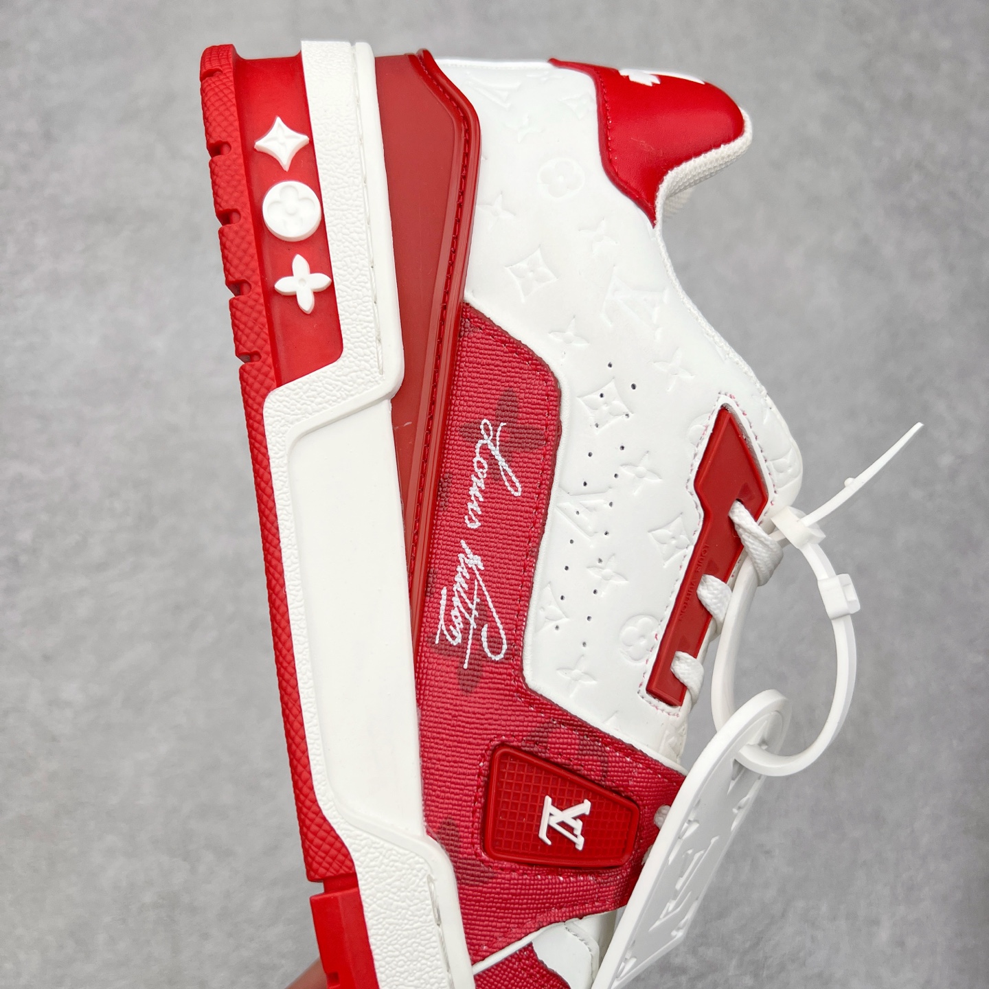 图片[6]-Louis Vuitton Trainer lv时装走秀运动鞋 完美鞋型超高的清洁度 零毛边线头瑕疵 全套原楦原纸版原鞋开模 全网最具灵魂的版型 正确原装黄色鞋盒 正确中底印花 鞋面印花3D高频深度立体 全鞋电脑针车 紧密相连 针距密度一致 环保乳胶注塑鞋垫 厚度脚感还原原版 皮面裁剪部位 统一油边封口工艺 原装橡胶大底含胶量大底组合零偏差 专柜全套包装 防尘袋 说明书 质保卡 男女鞋 尺码：35 36 37 38 39 40 41 42 43 44 45-选品中心