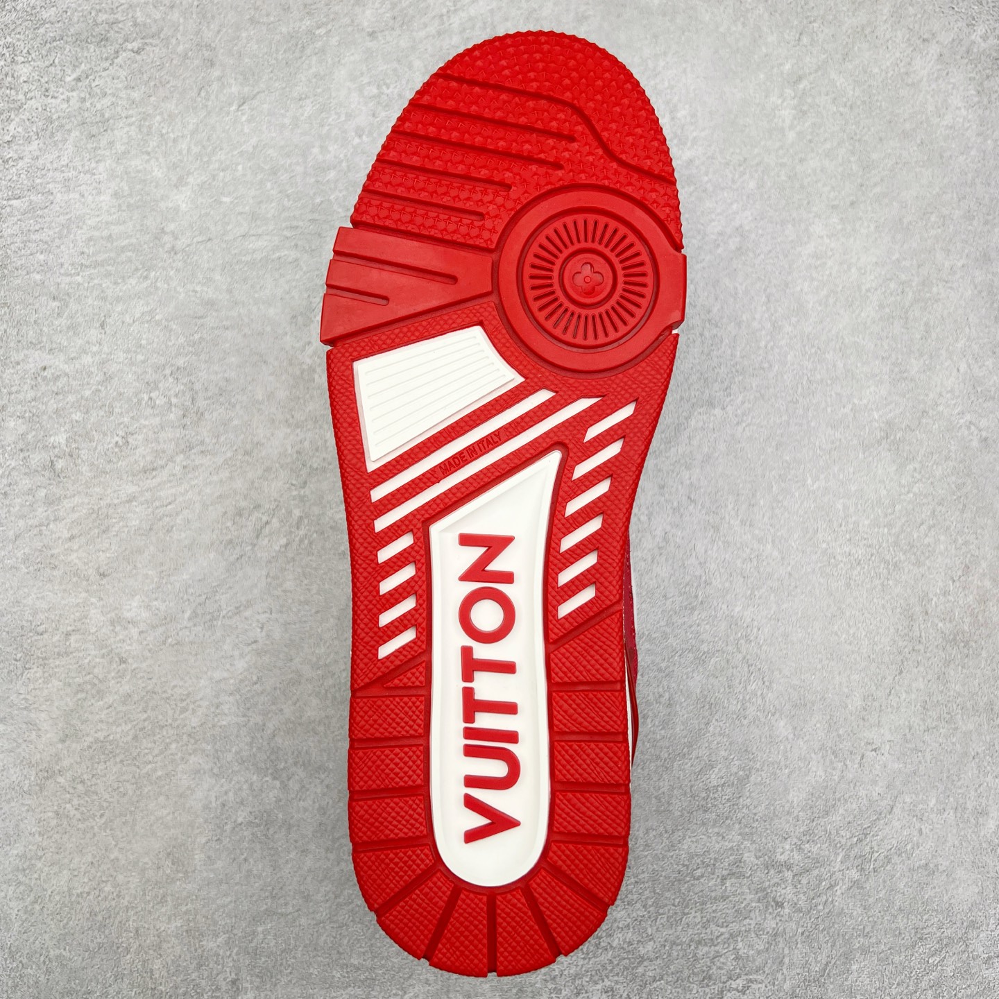 图片[8]-Louis Vuitton Trainer lv时装走秀运动鞋 完美鞋型超高的清洁度 零毛边线头瑕疵 全套原楦原纸版原鞋开模 全网最具灵魂的版型 正确原装黄色鞋盒 正确中底印花 鞋面印花3D高频深度立体 全鞋电脑针车 紧密相连 针距密度一致 环保乳胶注塑鞋垫 厚度脚感还原原版 皮面裁剪部位 统一油边封口工艺 原装橡胶大底含胶量大底组合零偏差 专柜全套包装 防尘袋 说明书 质保卡 男女鞋 尺码：35 36 37 38 39 40 41 42 43 44 45-选品中心