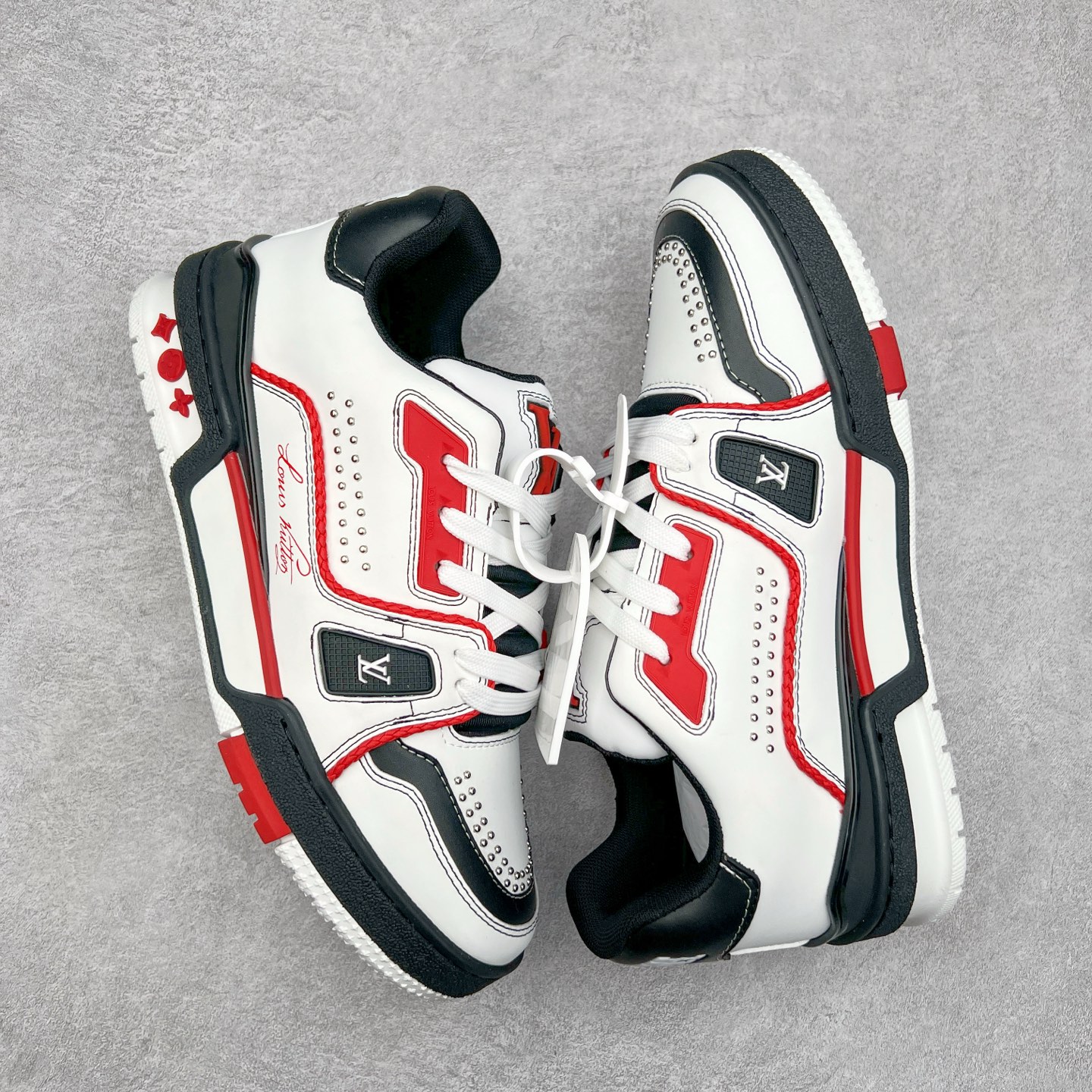 图片[3]-Louis Vuitton Trainer lv时装走秀运动鞋 完美鞋型超高的清洁度 零毛边线头瑕疵 全套原楦原纸版原鞋开模 全网最具灵魂的版型 正确原装黄色鞋盒 正确中底印花 鞋面印花3D高频深度立体 全鞋电脑针车 紧密相连 针距密度一致 环保乳胶注塑鞋垫 厚度脚感还原原版 皮面裁剪部位 统一油边封口工艺 原装橡胶大底含胶量大底组合零偏差 专柜全套包装 防尘袋 说明书 质保卡 男女鞋 尺码：35 36 37 38 39 40 41 42 43 44 45-选品中心