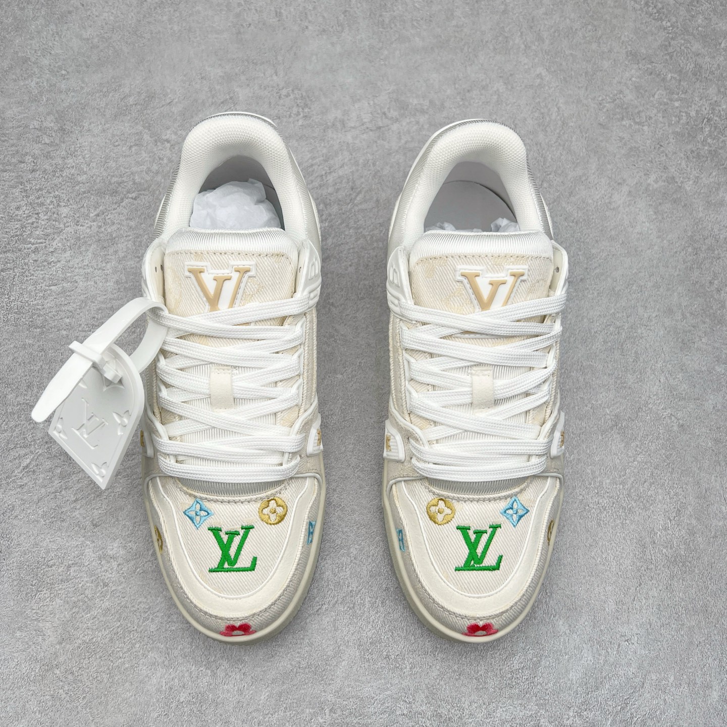 图片[2]-Louis Vuitton Trainer lv时装走秀运动鞋 完美鞋型超高的清洁度 零毛边线头瑕疵 全套原楦原纸版原鞋开模 全网最具灵魂的版型 正确原装黄色鞋盒 正确中底印花 鞋面印花3D高频深度立体 全鞋电脑针车 紧密相连 针距密度一致 环保乳胶注塑鞋垫 厚度脚感还原原版 皮面裁剪部位 统一油边封口工艺 原装橡胶大底含胶量大底组合零偏差 专柜全套包装 防尘袋 说明书 质保卡 男女鞋 尺码：35 36 37 38 39 40 41 42 43 44 45-选品中心