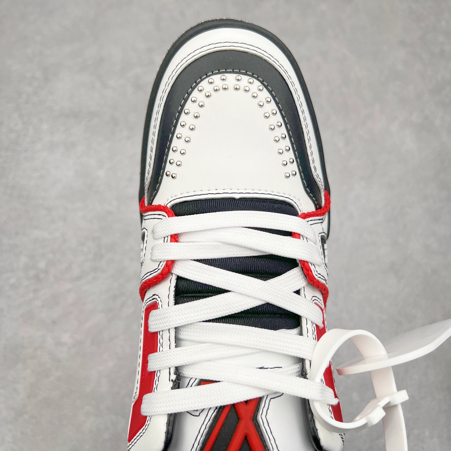 图片[4]-Louis Vuitton Trainer lv时装走秀运动鞋 完美鞋型超高的清洁度 零毛边线头瑕疵 全套原楦原纸版原鞋开模 全网最具灵魂的版型 正确原装黄色鞋盒 正确中底印花 鞋面印花3D高频深度立体 全鞋电脑针车 紧密相连 针距密度一致 环保乳胶注塑鞋垫 厚度脚感还原原版 皮面裁剪部位 统一油边封口工艺 原装橡胶大底含胶量大底组合零偏差 专柜全套包装 防尘袋 说明书 质保卡 男女鞋 尺码：35 36 37 38 39 40 41 42 43 44 45-选品中心