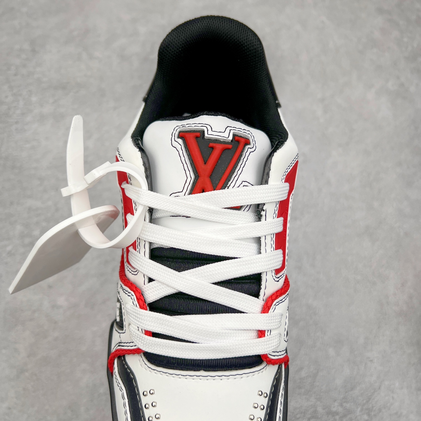 图片[5]-Louis Vuitton Trainer lv时装走秀运动鞋 完美鞋型超高的清洁度 零毛边线头瑕疵 全套原楦原纸版原鞋开模 全网最具灵魂的版型 正确原装黄色鞋盒 正确中底印花 鞋面印花3D高频深度立体 全鞋电脑针车 紧密相连 针距密度一致 环保乳胶注塑鞋垫 厚度脚感还原原版 皮面裁剪部位 统一油边封口工艺 原装橡胶大底含胶量大底组合零偏差 专柜全套包装 防尘袋 说明书 质保卡 男女鞋 尺码：35 36 37 38 39 40 41 42 43 44 45-选品中心