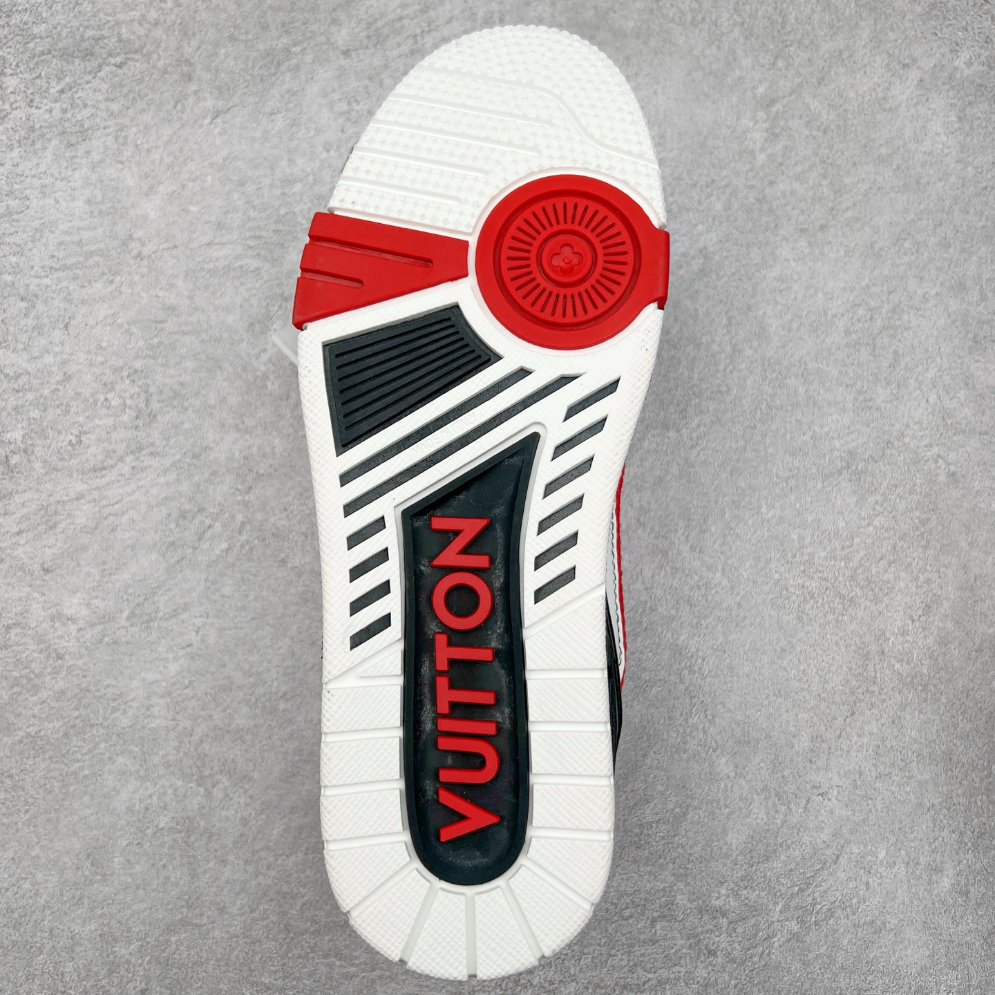 图片[9]-Louis Vuitton Trainer lv时装走秀运动鞋 完美鞋型超高的清洁度 零毛边线头瑕疵 全套原楦原纸版原鞋开模 全网最具灵魂的版型 正确原装黄色鞋盒 正确中底印花 鞋面印花3D高频深度立体 全鞋电脑针车 紧密相连 针距密度一致 环保乳胶注塑鞋垫 厚度脚感还原原版 皮面裁剪部位 统一油边封口工艺 原装橡胶大底含胶量大底组合零偏差 专柜全套包装 防尘袋 说明书 质保卡 男女鞋 尺码：35 36 37 38 39 40 41 42 43 44 45-选品中心