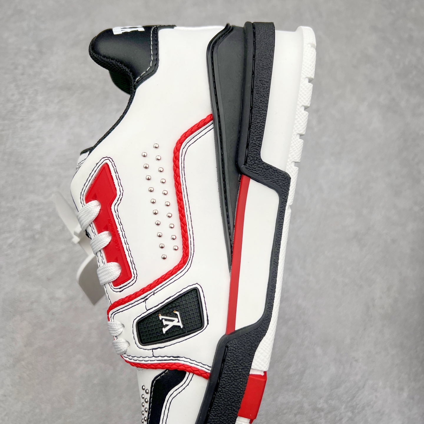 图片[7]-Louis Vuitton Trainer lv时装走秀运动鞋 完美鞋型超高的清洁度 零毛边线头瑕疵 全套原楦原纸版原鞋开模 全网最具灵魂的版型 正确原装黄色鞋盒 正确中底印花 鞋面印花3D高频深度立体 全鞋电脑针车 紧密相连 针距密度一致 环保乳胶注塑鞋垫 厚度脚感还原原版 皮面裁剪部位 统一油边封口工艺 原装橡胶大底含胶量大底组合零偏差 专柜全套包装 防尘袋 说明书 质保卡 男女鞋 尺码：35 36 37 38 39 40 41 42 43 44 45-选品中心