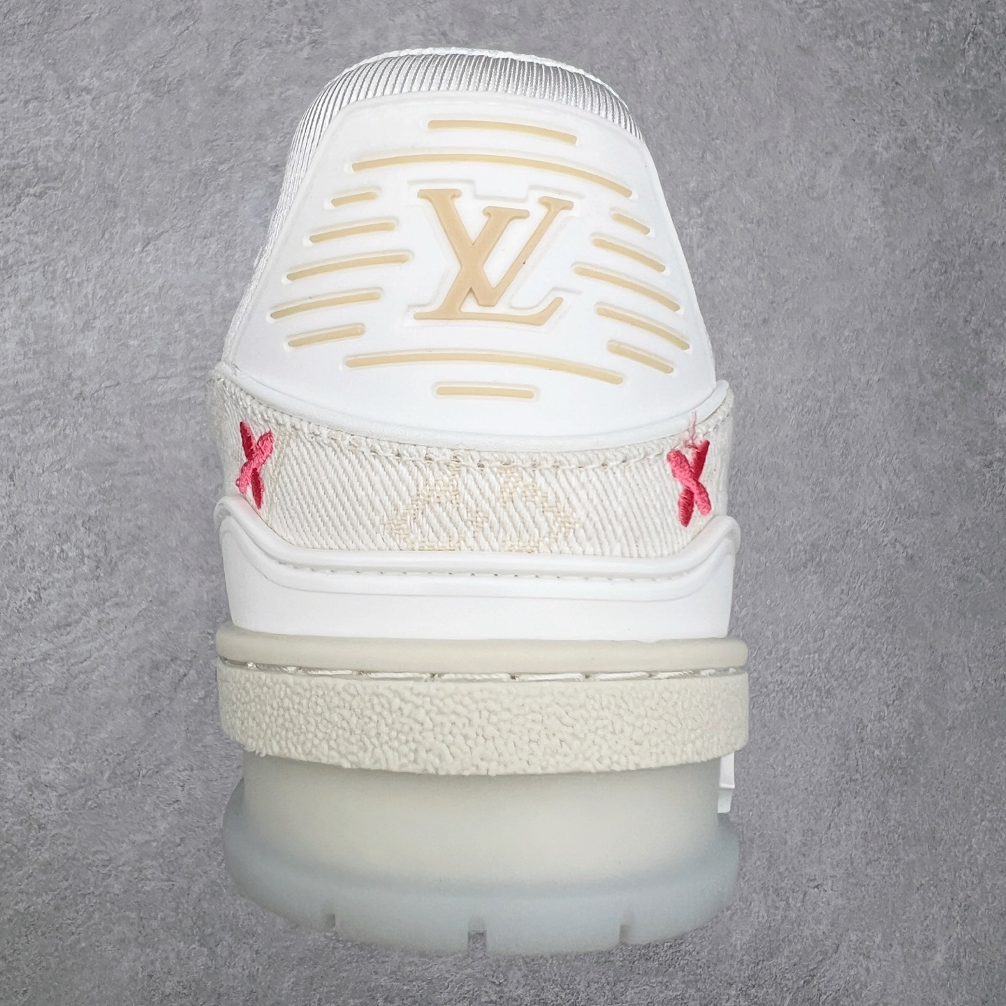 图片[8]-Louis Vuitton Trainer lv时装走秀运动鞋 完美鞋型超高的清洁度 零毛边线头瑕疵 全套原楦原纸版原鞋开模 全网最具灵魂的版型 正确原装黄色鞋盒 正确中底印花 鞋面印花3D高频深度立体 全鞋电脑针车 紧密相连 针距密度一致 环保乳胶注塑鞋垫 厚度脚感还原原版 皮面裁剪部位 统一油边封口工艺 原装橡胶大底含胶量大底组合零偏差 专柜全套包装 防尘袋 说明书 质保卡 男女鞋 尺码：35 36 37 38 39 40 41 42 43 44 45-选品中心