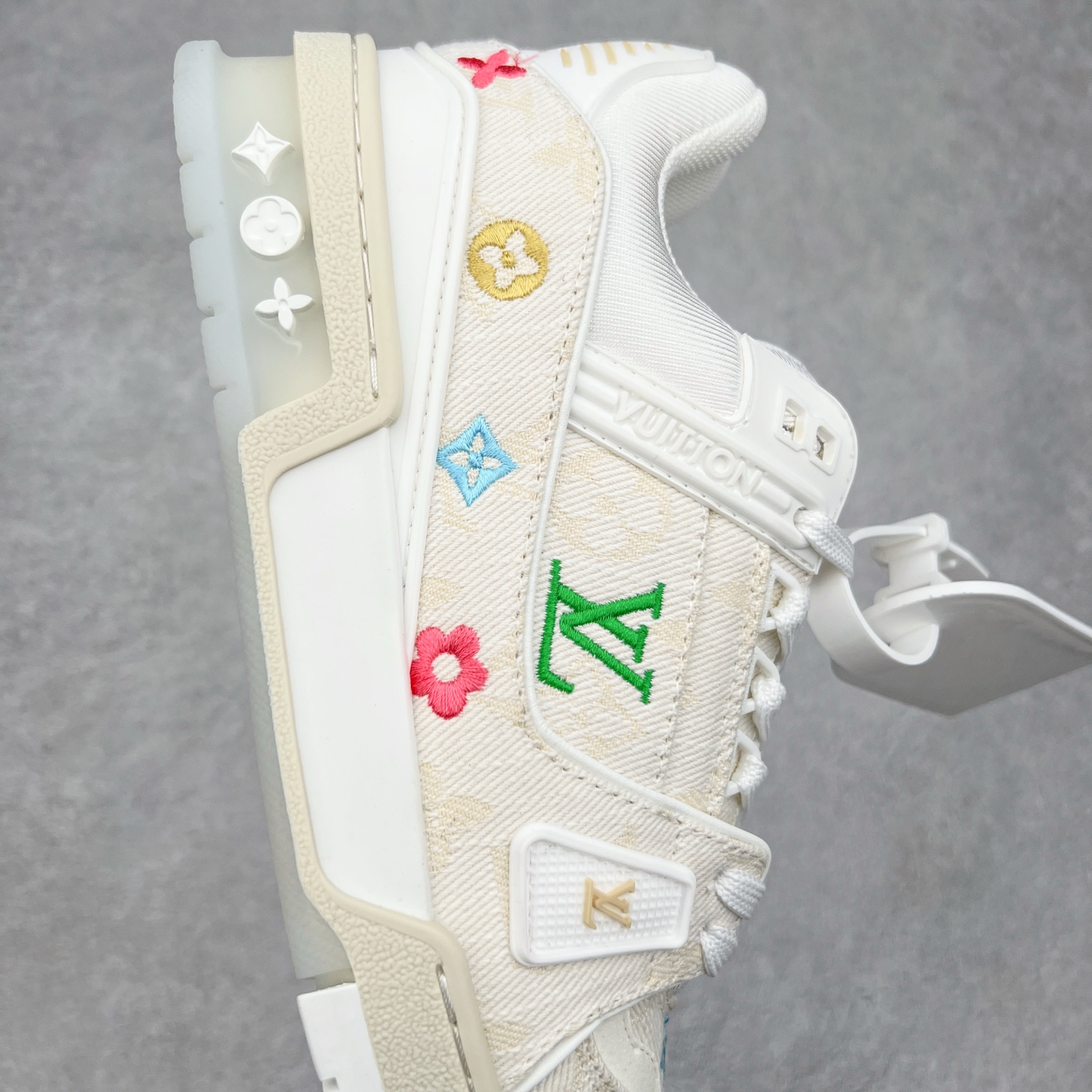 图片[6]-Louis Vuitton Trainer lv时装走秀运动鞋 完美鞋型超高的清洁度 零毛边线头瑕疵 全套原楦原纸版原鞋开模 全网最具灵魂的版型 正确原装黄色鞋盒 正确中底印花 鞋面印花3D高频深度立体 全鞋电脑针车 紧密相连 针距密度一致 环保乳胶注塑鞋垫 厚度脚感还原原版 皮面裁剪部位 统一油边封口工艺 原装橡胶大底含胶量大底组合零偏差 专柜全套包装 防尘袋 说明书 质保卡 男女鞋 尺码：35 36 37 38 39 40 41 42 43 44 45-选品中心