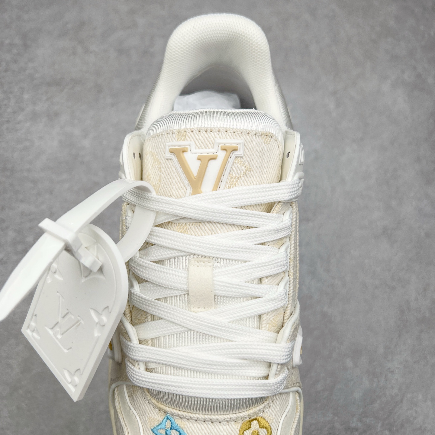 图片[5]-Louis Vuitton Trainer lv时装走秀运动鞋 完美鞋型超高的清洁度 零毛边线头瑕疵 全套原楦原纸版原鞋开模 全网最具灵魂的版型 正确原装黄色鞋盒 正确中底印花 鞋面印花3D高频深度立体 全鞋电脑针车 紧密相连 针距密度一致 环保乳胶注塑鞋垫 厚度脚感还原原版 皮面裁剪部位 统一油边封口工艺 原装橡胶大底含胶量大底组合零偏差 专柜全套包装 防尘袋 说明书 质保卡 男女鞋 尺码：35 36 37 38 39 40 41 42 43 44 45-选品中心