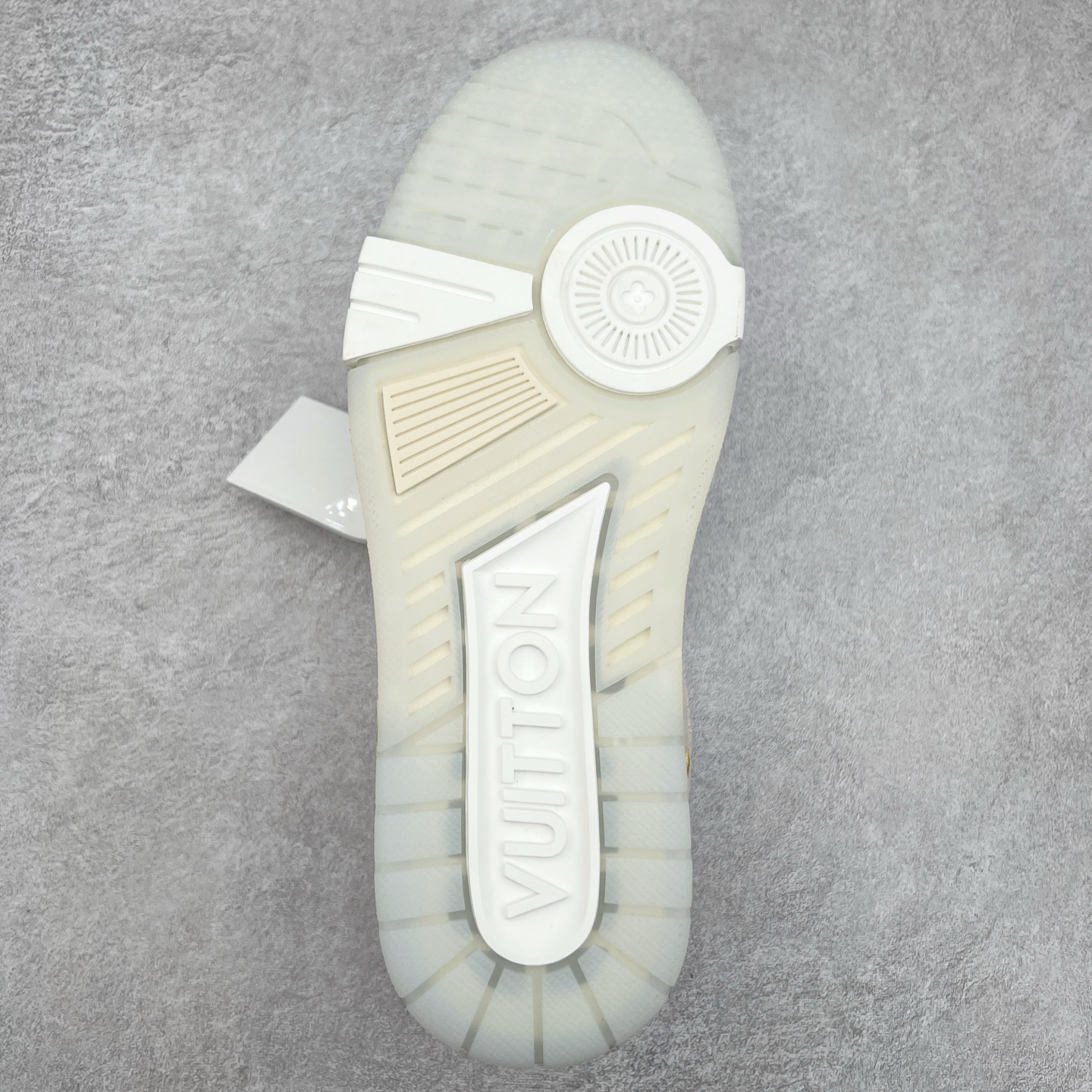 图片[9]-Louis Vuitton Trainer lv时装走秀运动鞋 完美鞋型超高的清洁度 零毛边线头瑕疵 全套原楦原纸版原鞋开模 全网最具灵魂的版型 正确原装黄色鞋盒 正确中底印花 鞋面印花3D高频深度立体 全鞋电脑针车 紧密相连 针距密度一致 环保乳胶注塑鞋垫 厚度脚感还原原版 皮面裁剪部位 统一油边封口工艺 原装橡胶大底含胶量大底组合零偏差 专柜全套包装 防尘袋 说明书 质保卡 男女鞋 尺码：35 36 37 38 39 40 41 42 43 44 45-选品中心