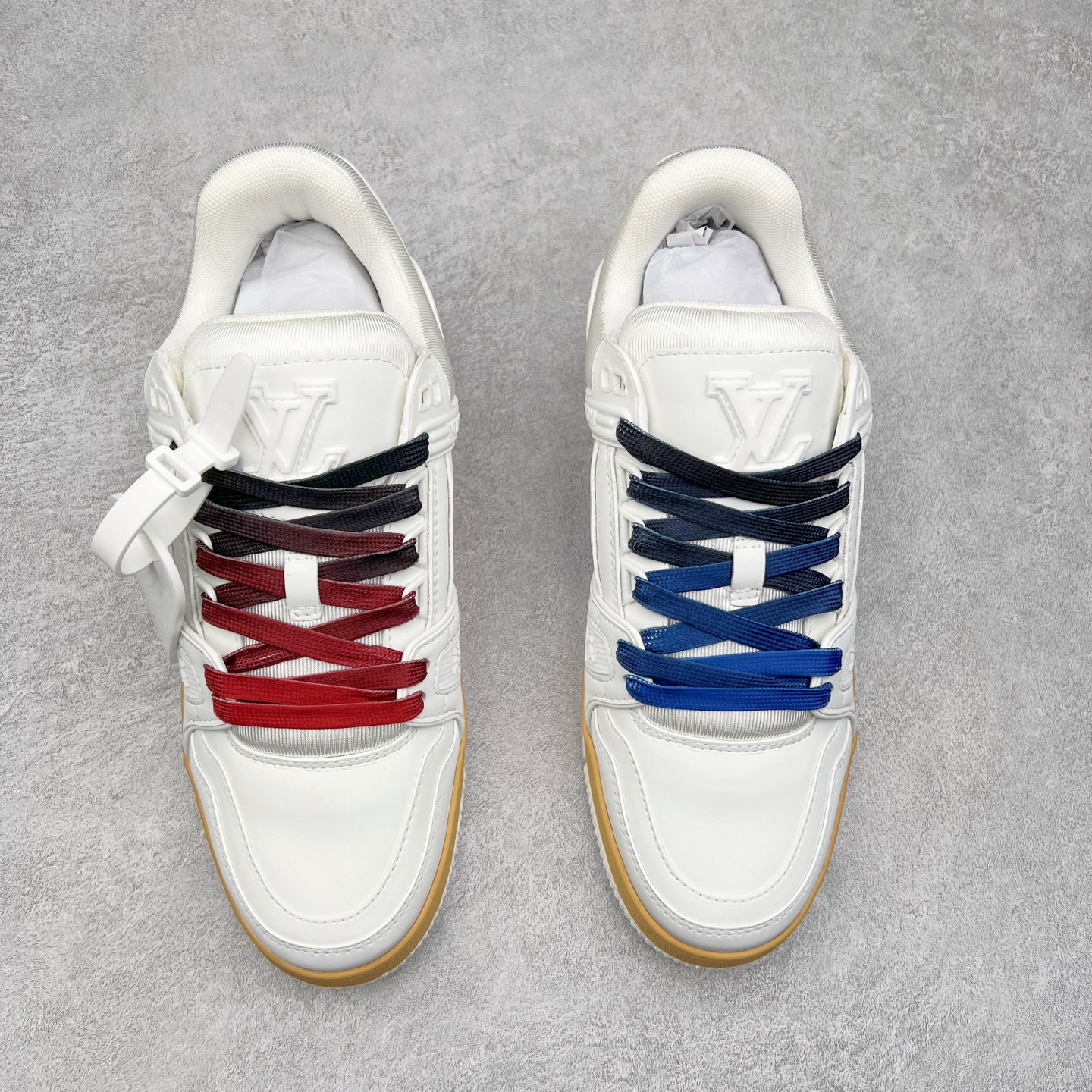 图片[2]-Louis Vuitton Trainer lv时装走秀运动鞋 完美鞋型超高的清洁度 零毛边线头瑕疵 全套原楦原纸版原鞋开模 全网最具灵魂的版型 正确原装黄色鞋盒 正确中底印花 鞋面印花3D高频深度立体 全鞋电脑针车 紧密相连 针距密度一致 环保乳胶注塑鞋垫 厚度脚感还原原版 皮面裁剪部位 统一油边封口工艺 原装橡胶大底含胶量大底组合零偏差 专柜全套包装 防尘袋 说明书 质保卡 男女鞋 尺码：35 36 37 38 39 40 41 42 43 44 45-选品中心