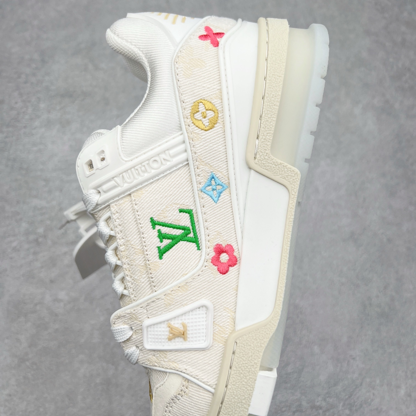 图片[7]-Louis Vuitton Trainer lv时装走秀运动鞋 完美鞋型超高的清洁度 零毛边线头瑕疵 全套原楦原纸版原鞋开模 全网最具灵魂的版型 正确原装黄色鞋盒 正确中底印花 鞋面印花3D高频深度立体 全鞋电脑针车 紧密相连 针距密度一致 环保乳胶注塑鞋垫 厚度脚感还原原版 皮面裁剪部位 统一油边封口工艺 原装橡胶大底含胶量大底组合零偏差 专柜全套包装 防尘袋 说明书 质保卡 男女鞋 尺码：35 36 37 38 39 40 41 42 43 44 45-选品中心